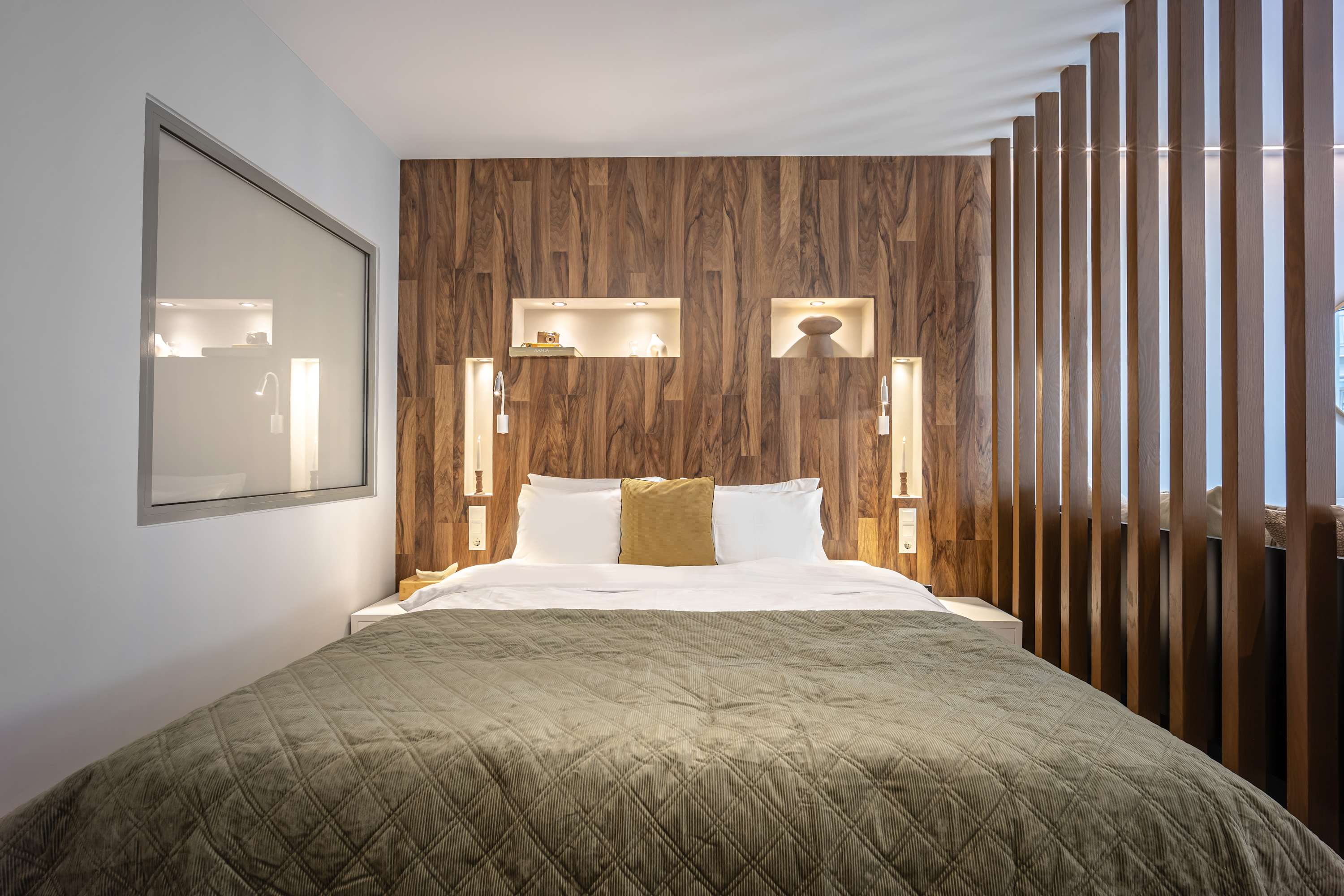 Bright & Modern Studio in Central Psyri King Bed