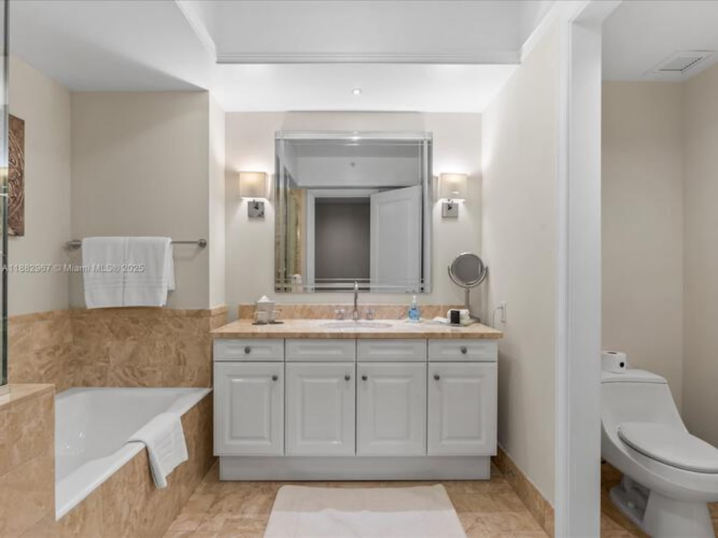 Luxury Four Seasons Condo | Free Valet & Gym — photo 32