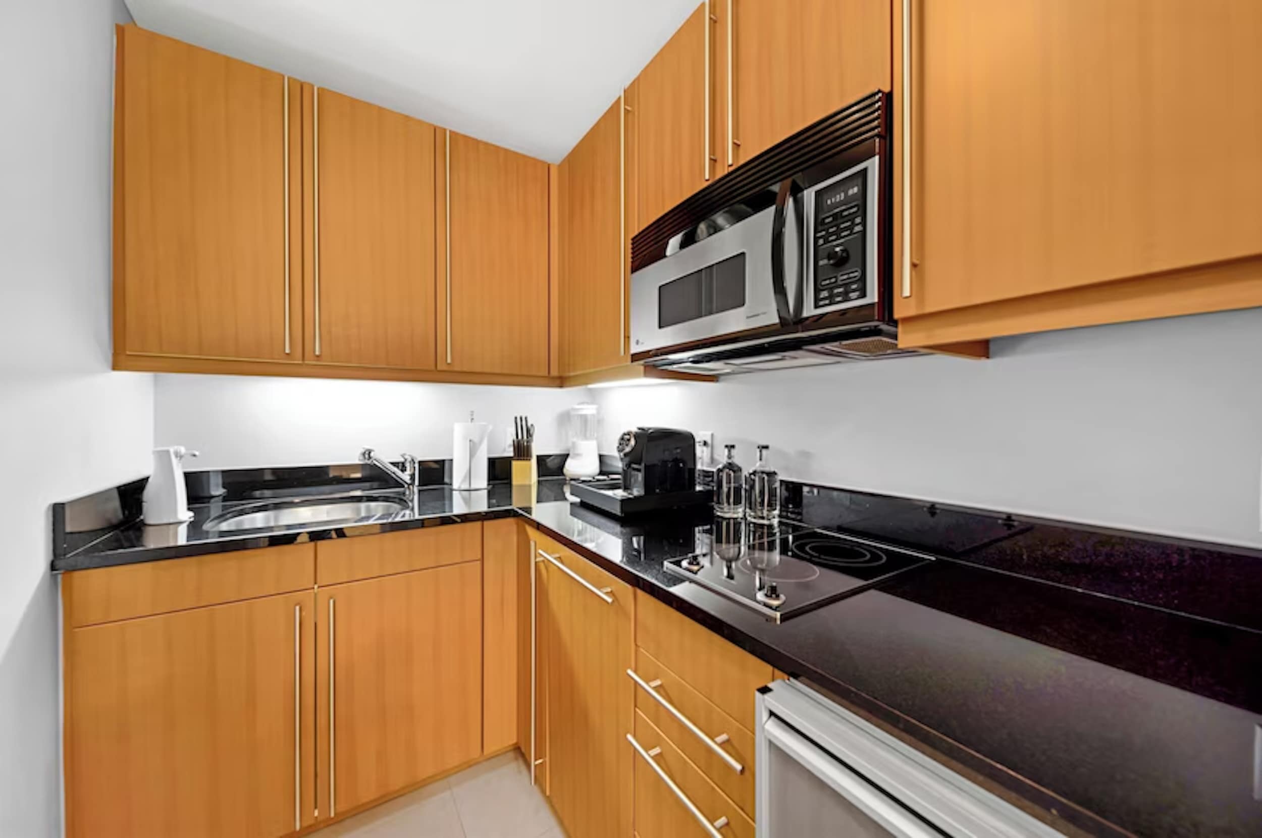 Luxury Four Seasons Condo | Free Valet & Gym — photo 31