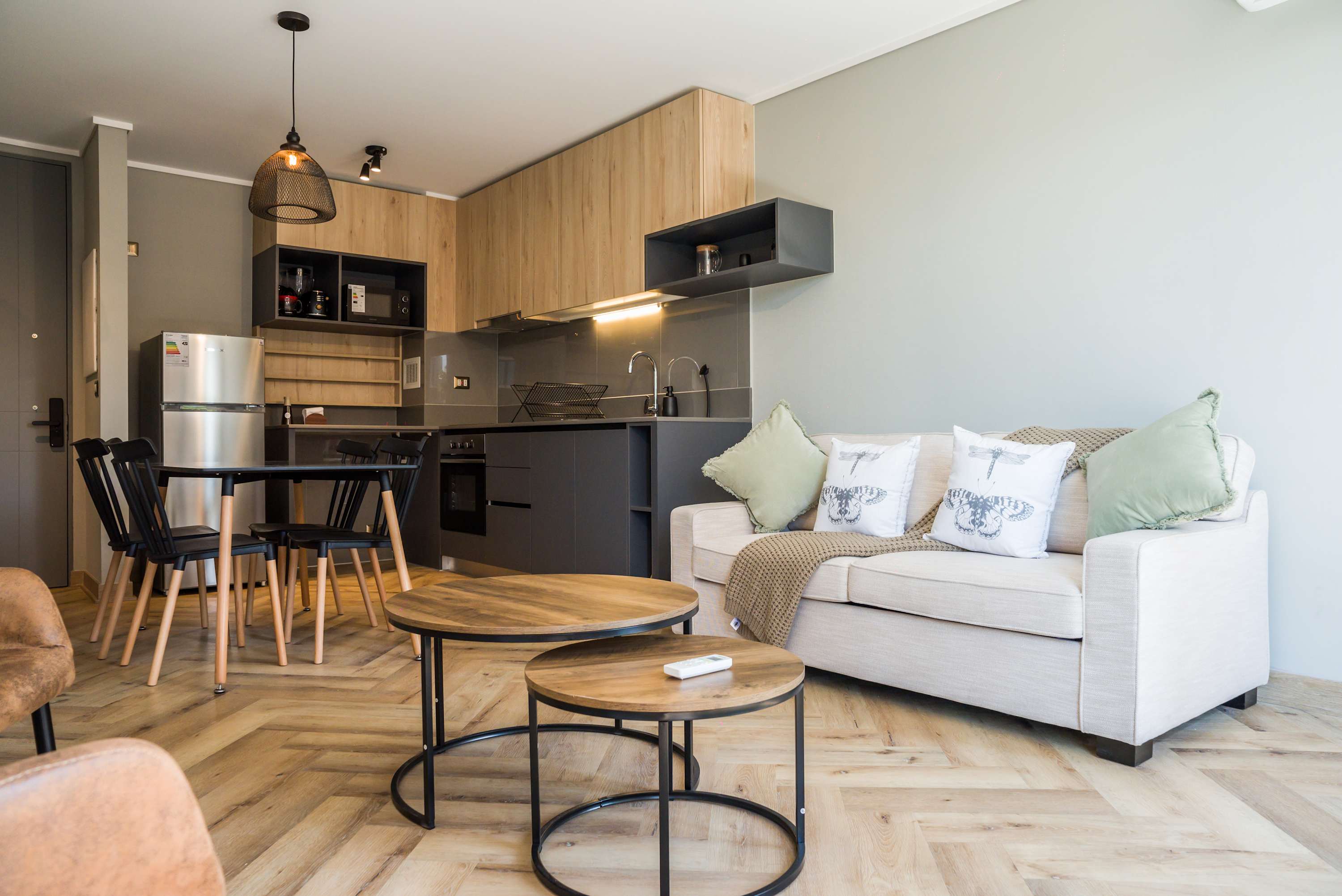 Cozy and stylish living space with modern kitchen and dining area, perfect for a relaxing stay in the heart of the city.