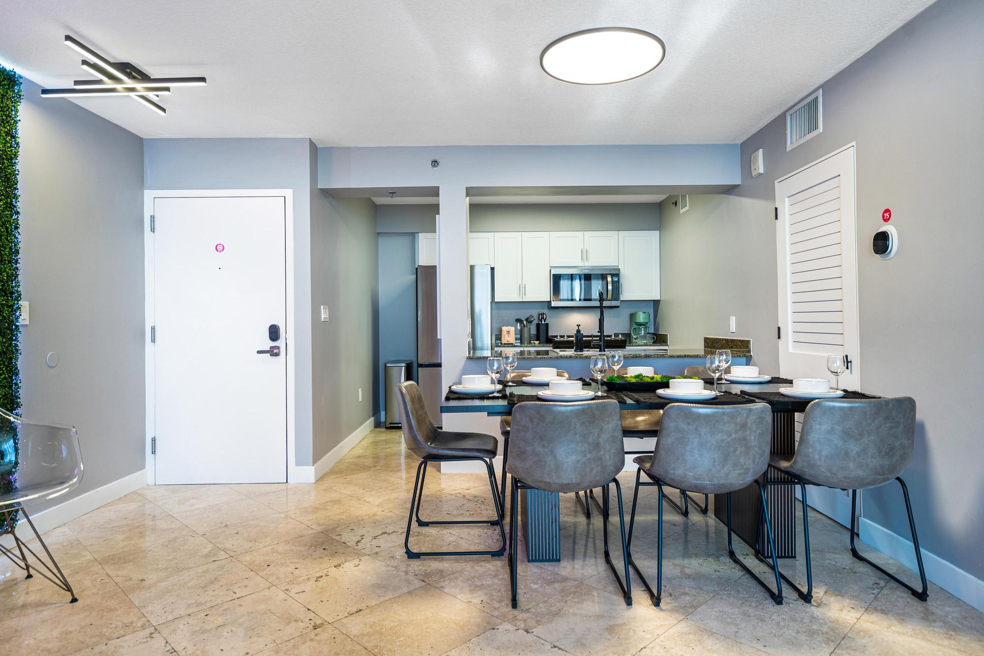 Spacious 3BR ⢠Pool/Gym ⢠15min to Bayfront Fest