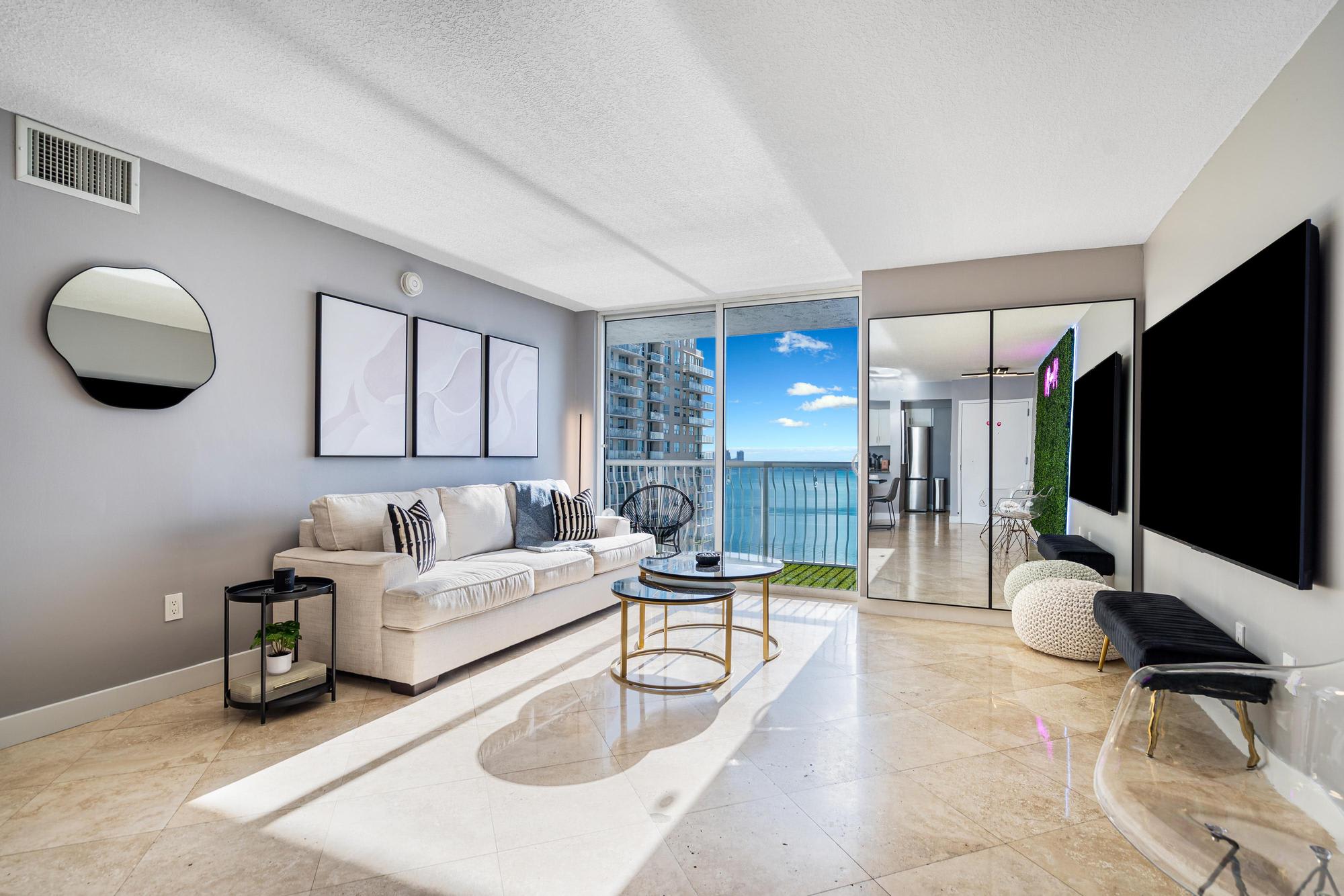 Spacious 3BR ⢠Pool/Gym ⢠15min to Bayfront Fest