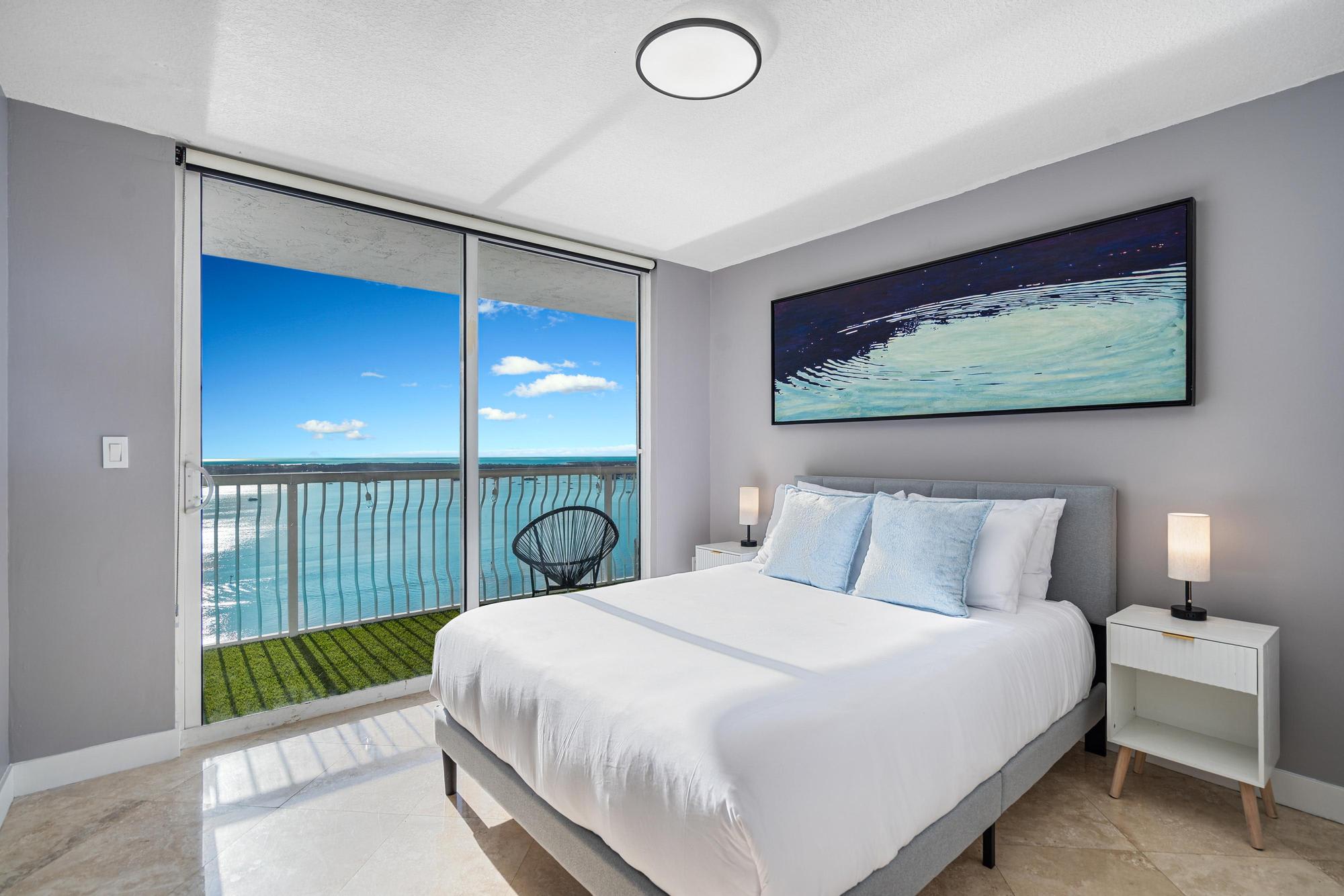Spacious 3BR ⢠Pool/Gym ⢠15min to Bayfront Fest