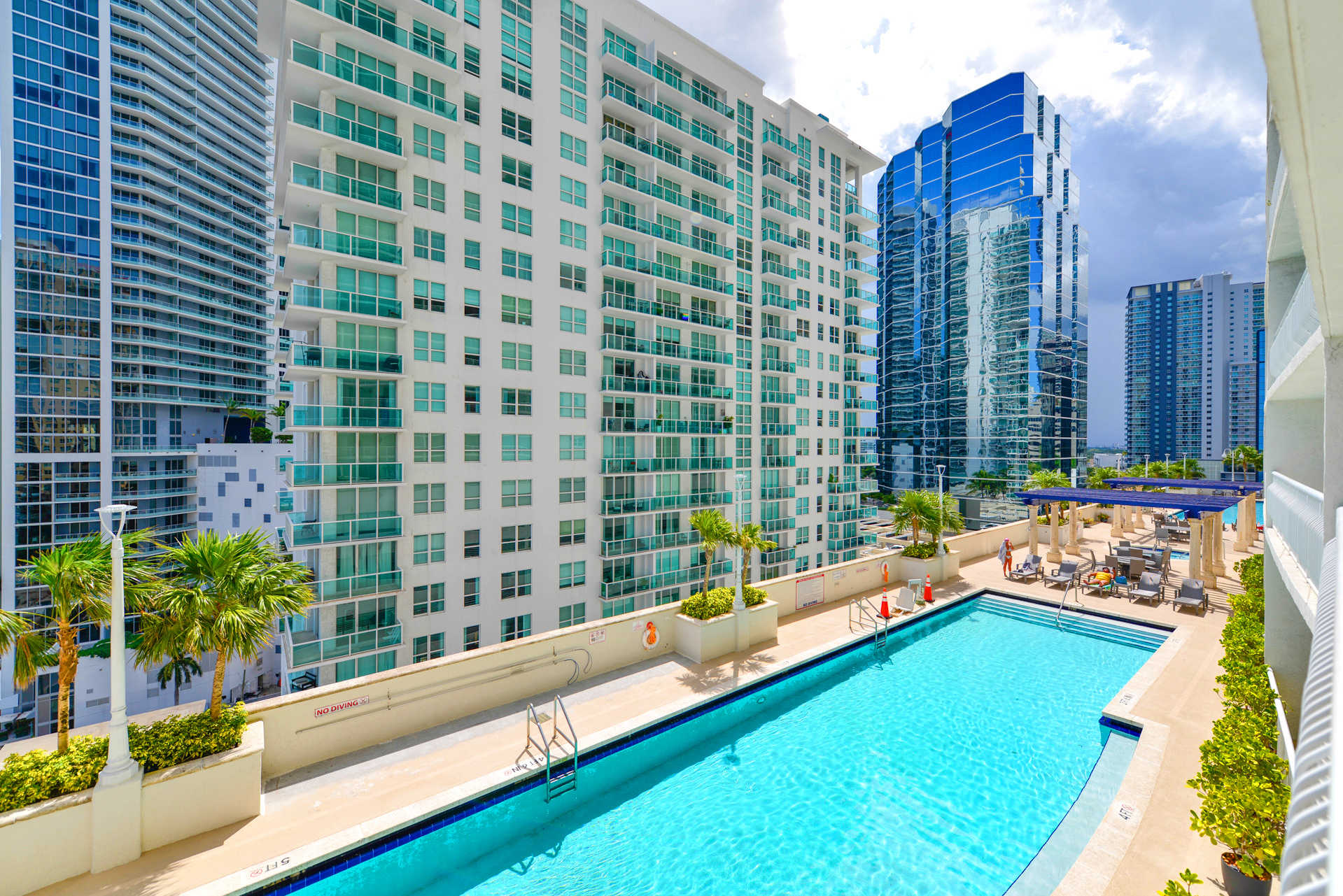Spacious 3BR ⢠Pool/Gym ⢠15min to Bayfront Fest