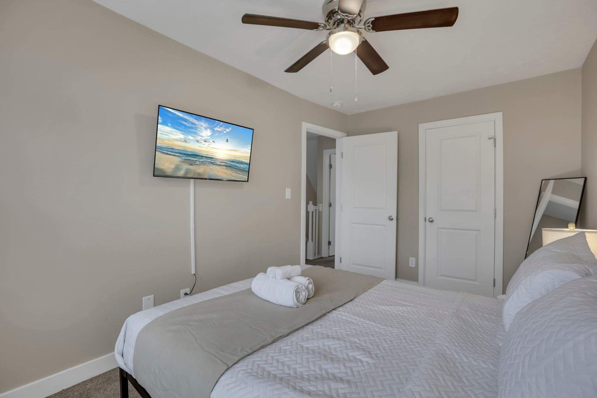 Modern Townhouse in Historic Building Walk to Downtown