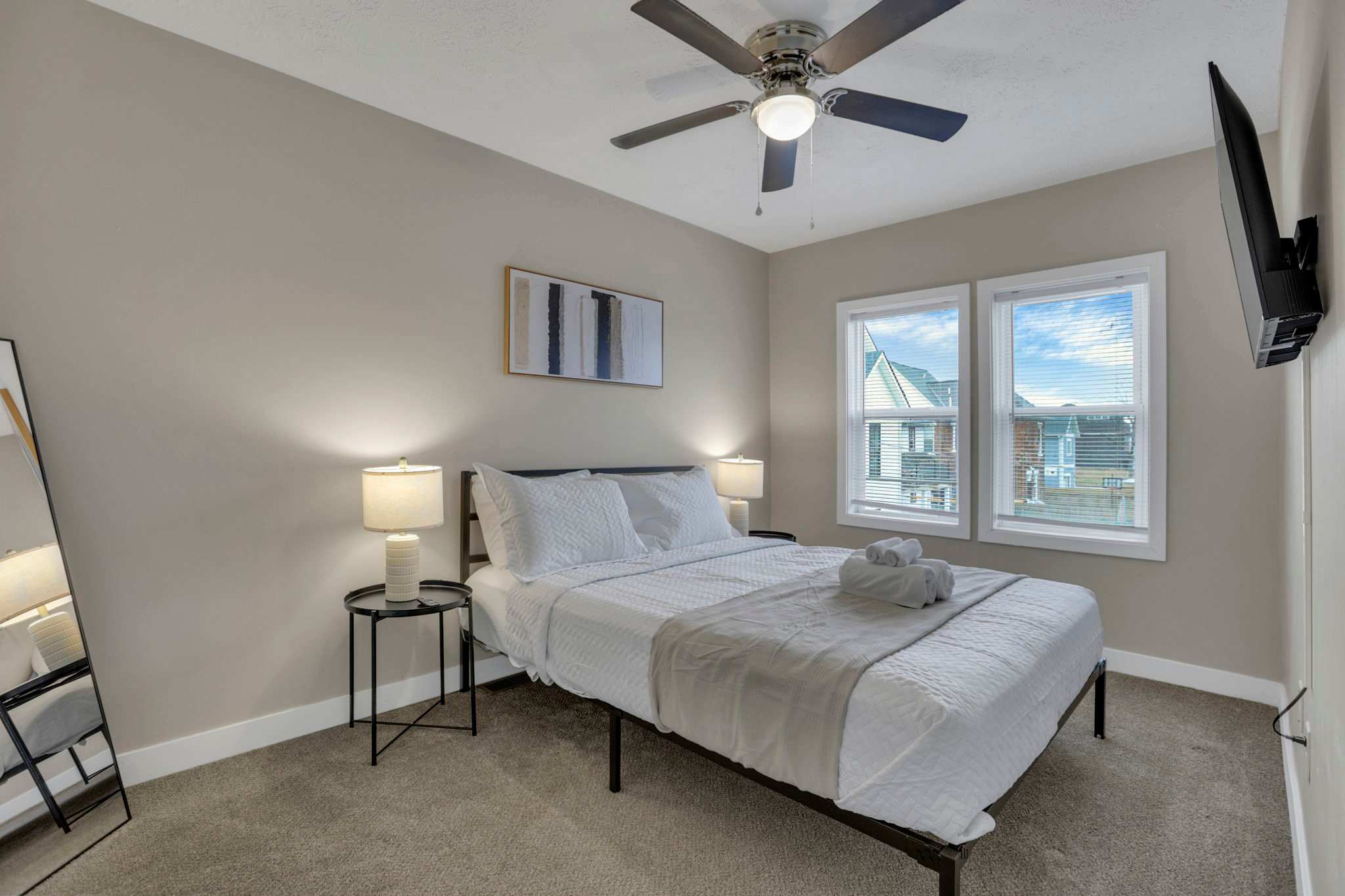 Modern Townhouse in Historic Building Walk to Downtown