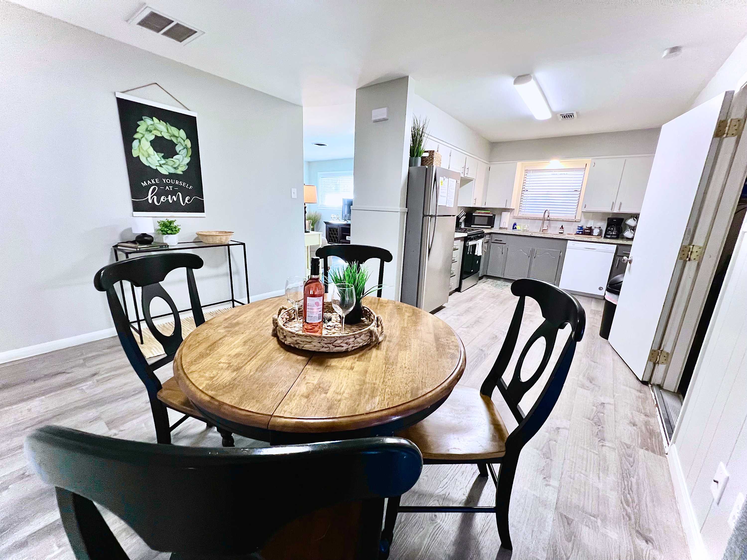 Chic Deer Park Hub: Game Room | Yard | Porch