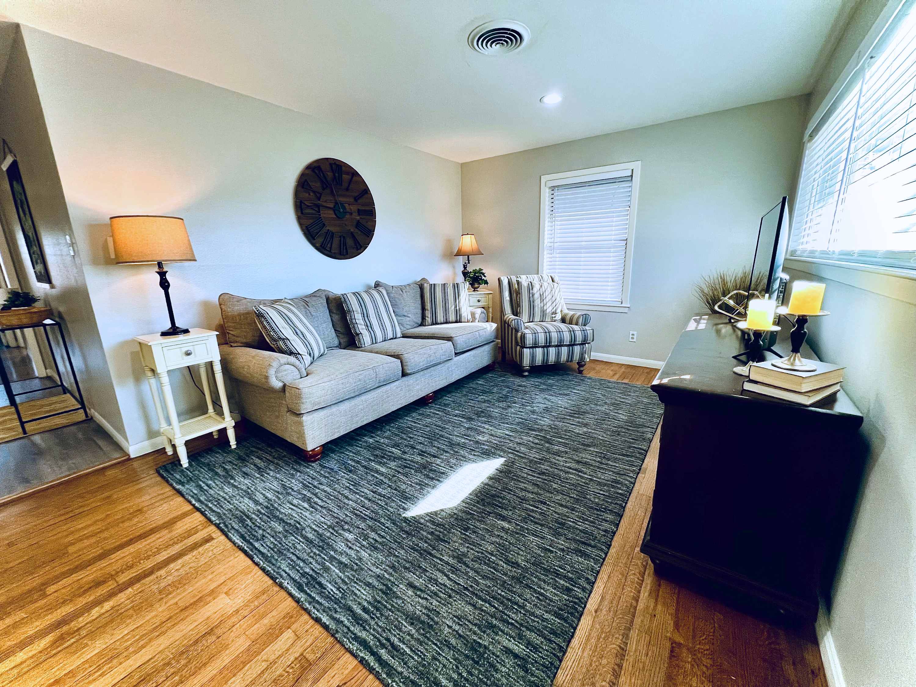 Chic Deer Park Hub: Game Room | Yard | Porch