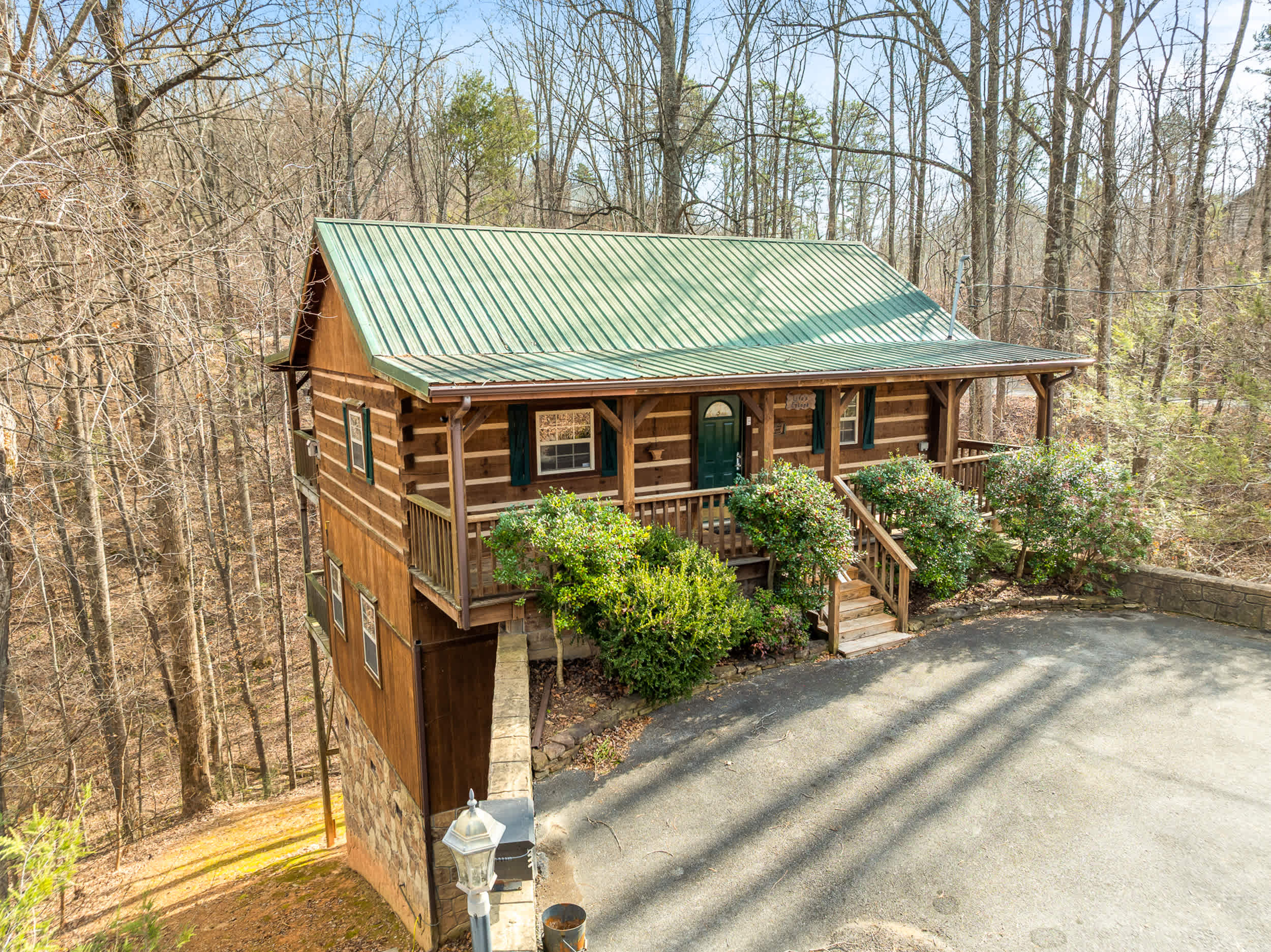Cabin for 6 w Hot Tub & Game Room 4