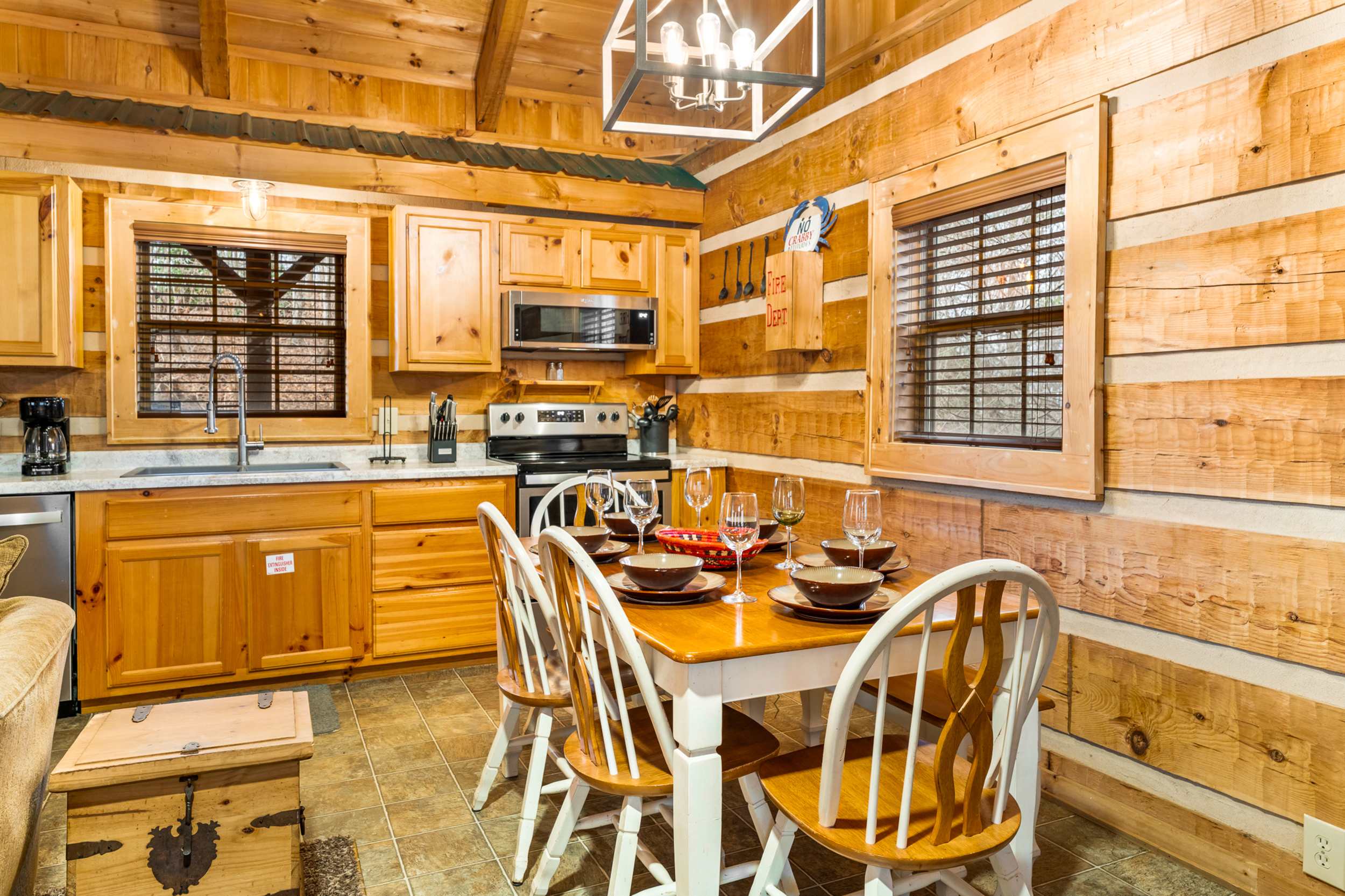 Cabin for 6 w Hot Tub & Game Room 6