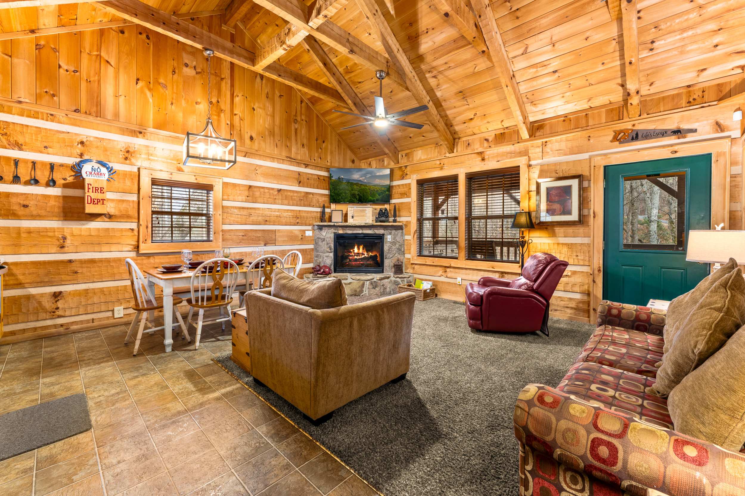 Cabin for 6 w Hot Tub & Game Room 8