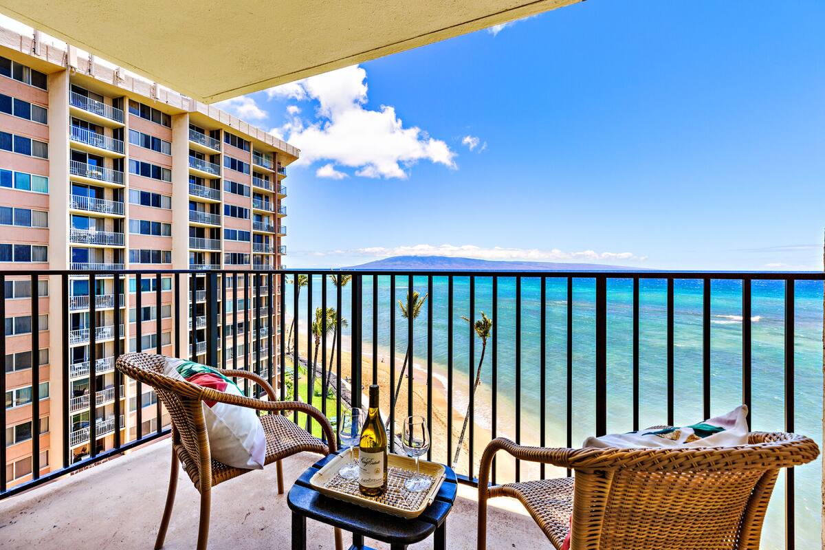 Oceanfront Corner Unit - Amazing Sunsets, Tropical Breezes & 2 Oceanfront Lanai — Lahaina, HI — vacation rental