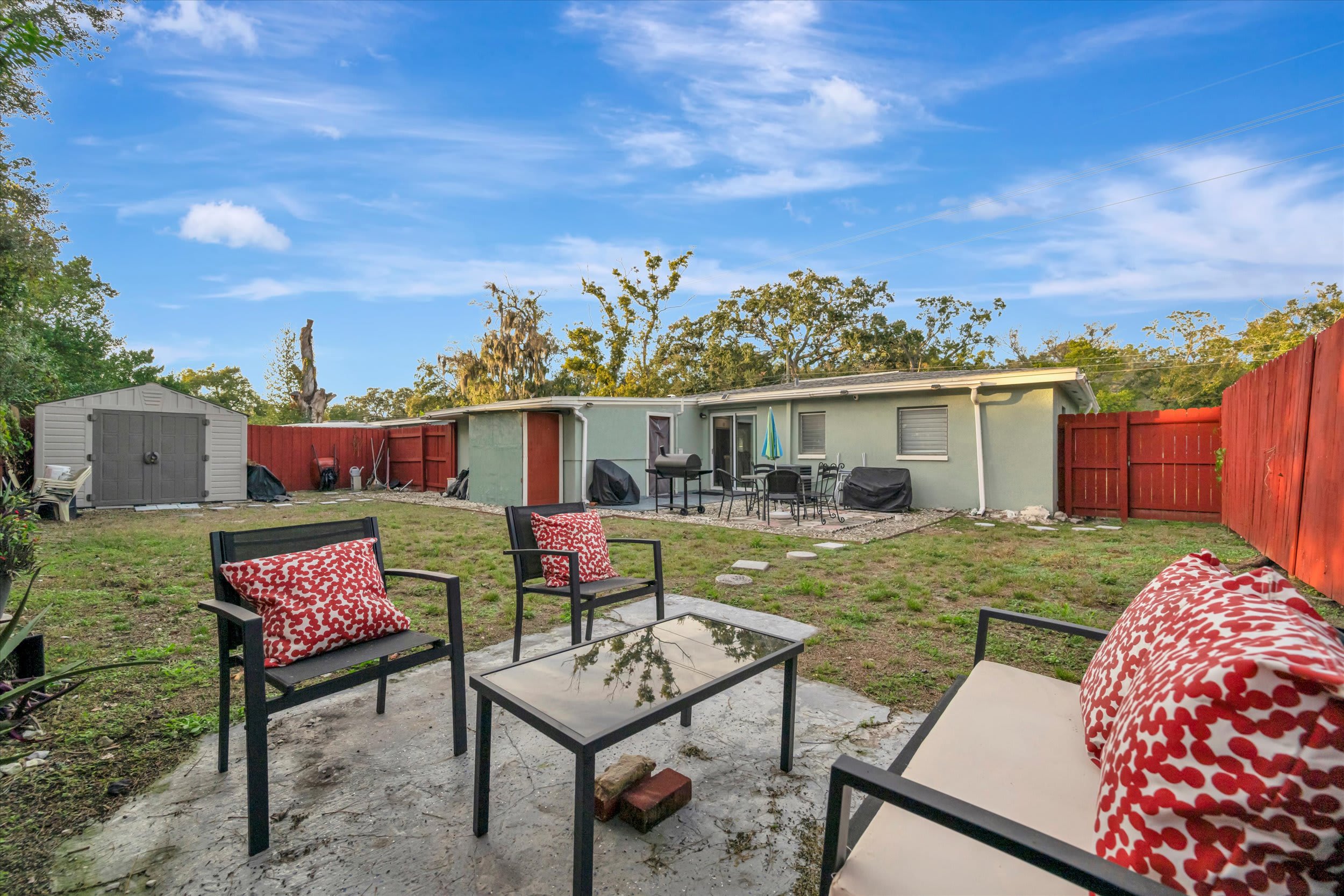Sleeps 8 Near Busch Gardens with BBQ and Fenced Yard