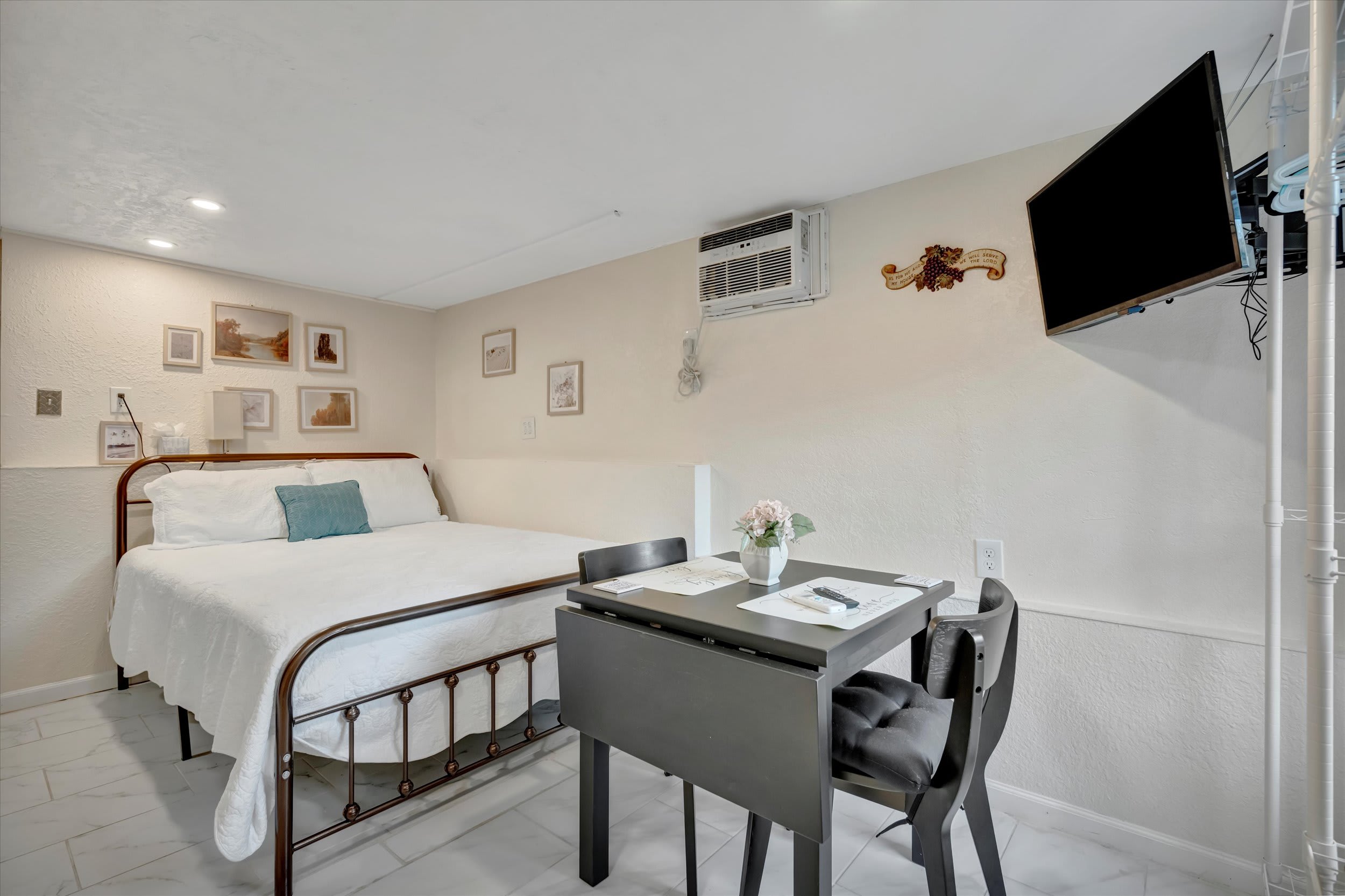 Quiet Studio Near Busch Gardens, Fenced Yard & BBQ β Tampa, FL β vacation rental