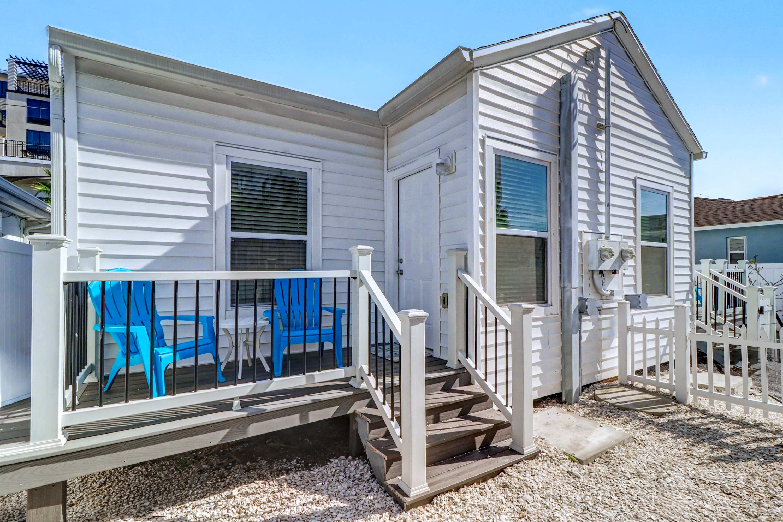 Central beach cottage with full kitchen AC and WD walk to beach and dining — Clearwater, FL — vacation rental