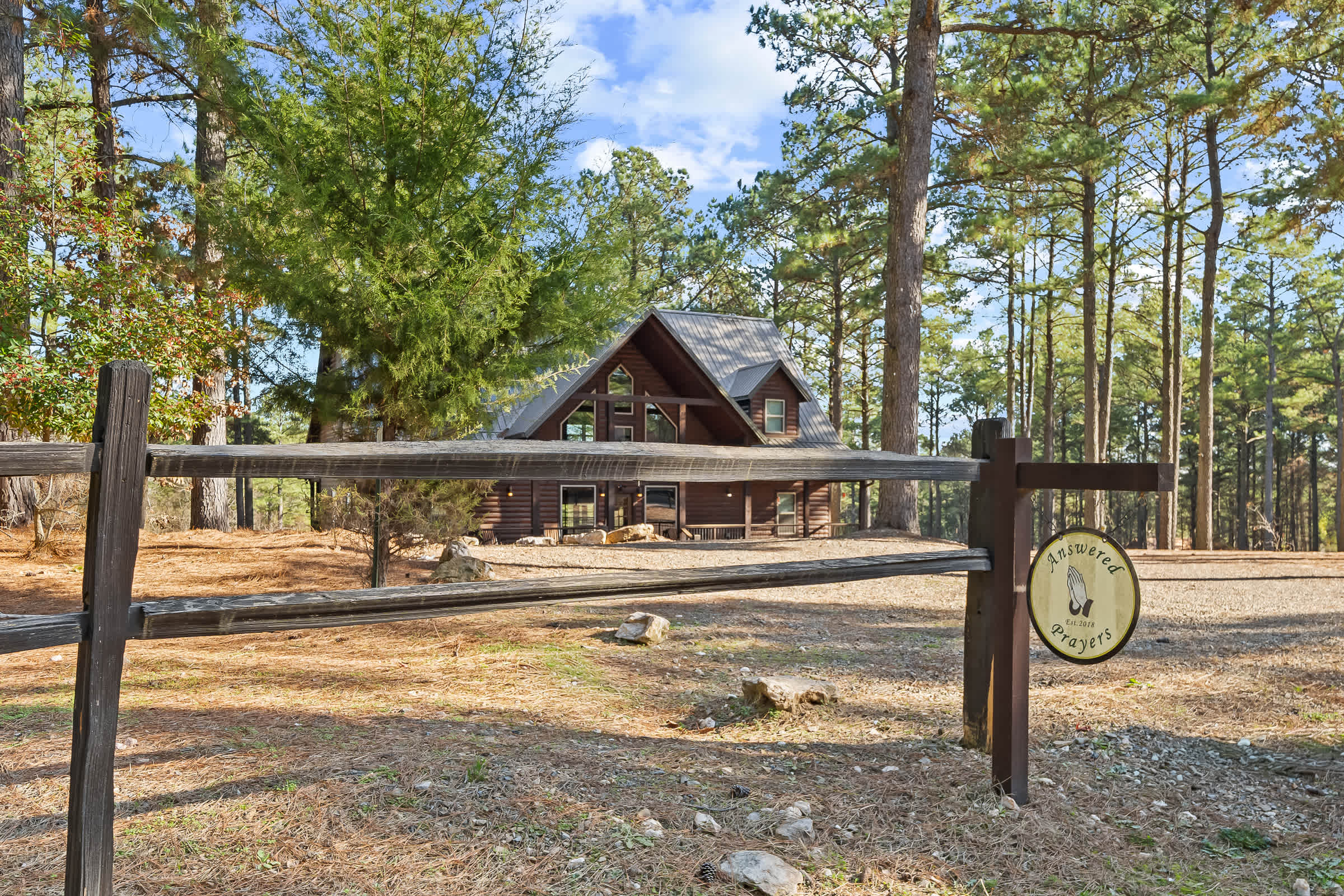 New! Answered Prayers! Pond! Hot Tub! Sleep 22!