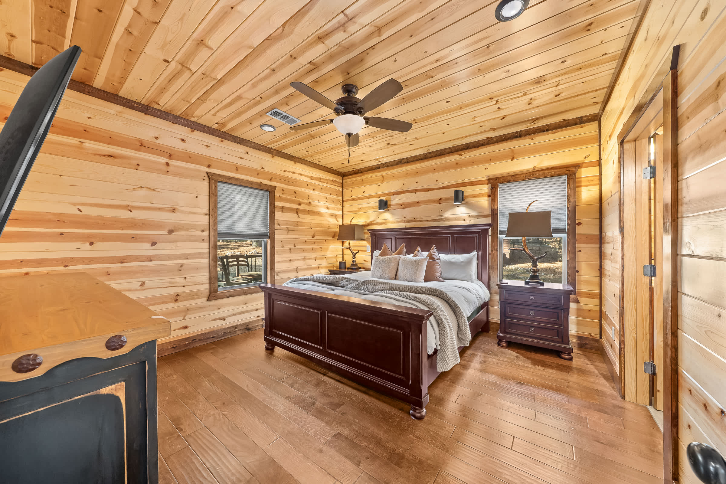 New! Answered Prayers! Pond! Hot Tub! Sleep 22!