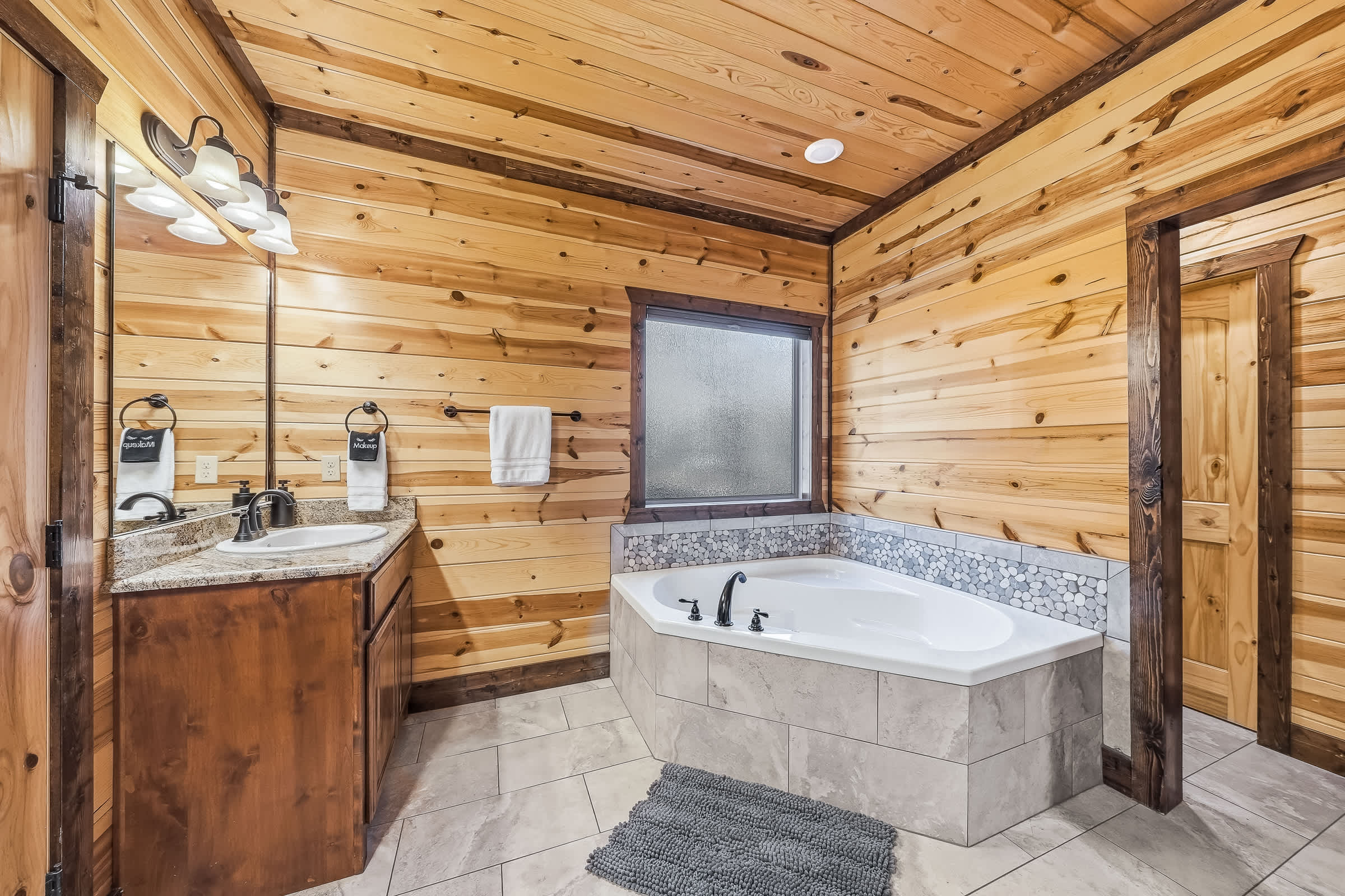 New! Answered Prayers! Pond! Hot Tub! Sleep 22!
