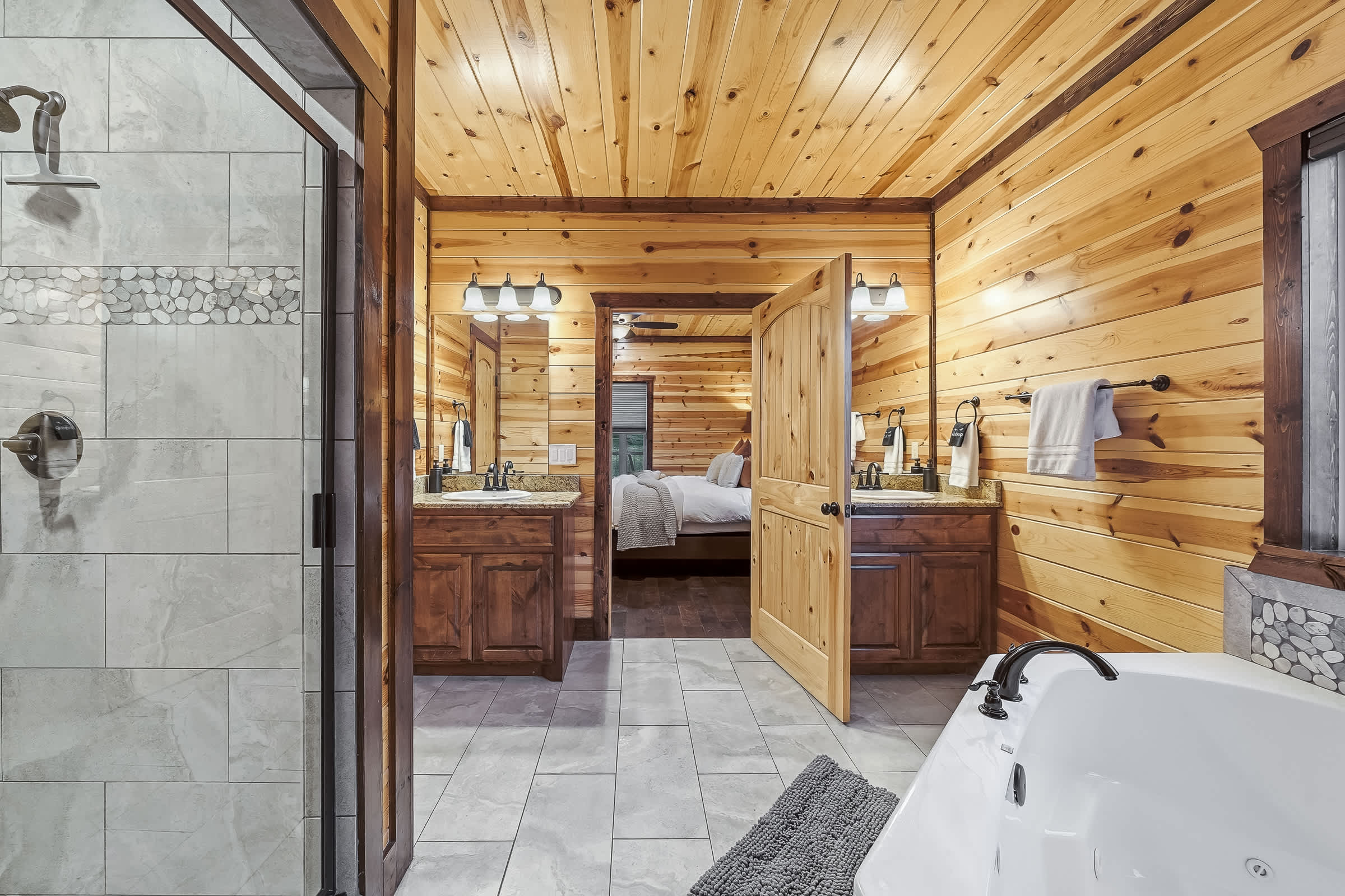 New! Answered Prayers! Pond! Hot Tub! Sleep 22!