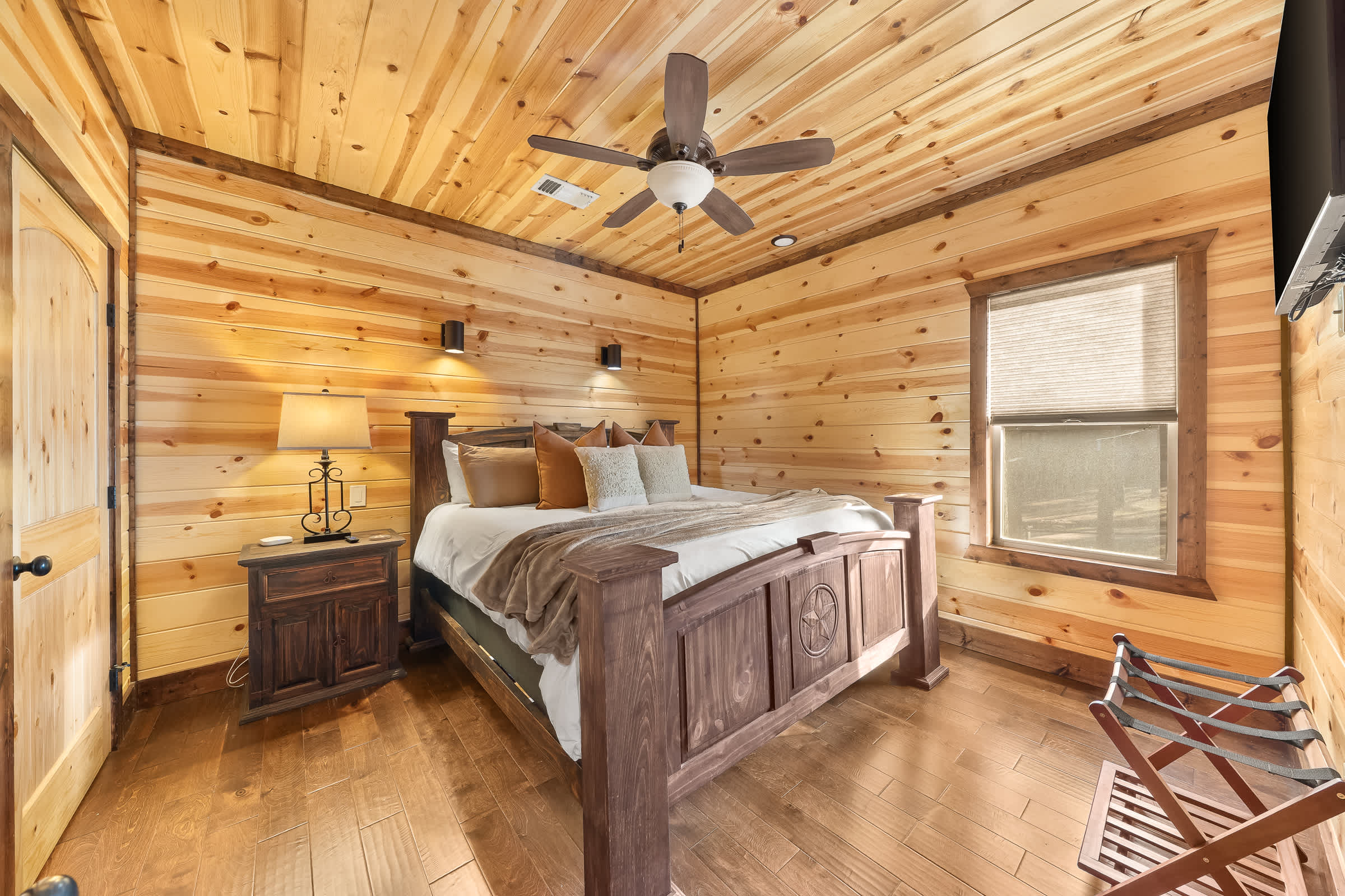 New! Answered Prayers! Pond! Hot Tub! Sleep 22!