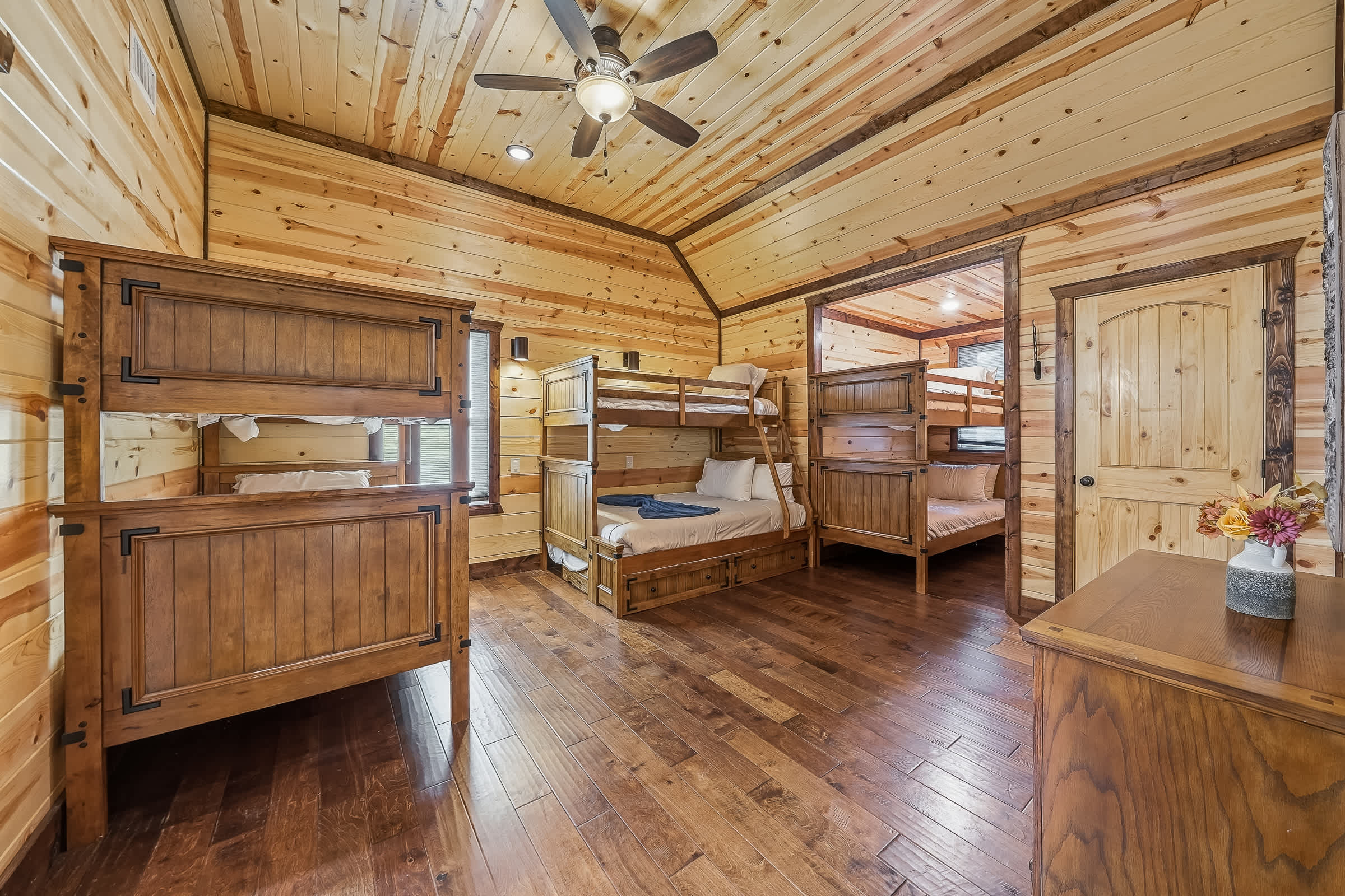 New! Answered Prayers! Pond! Hot Tub! Sleep 22!