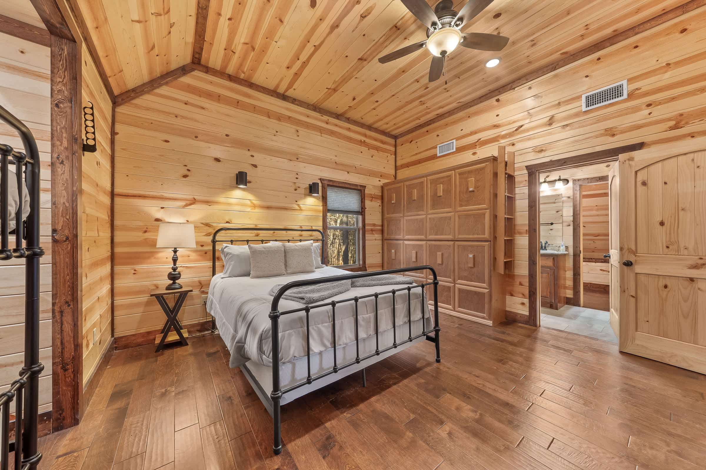 New! Answered Prayers! Pond! Hot Tub! Sleep 22!