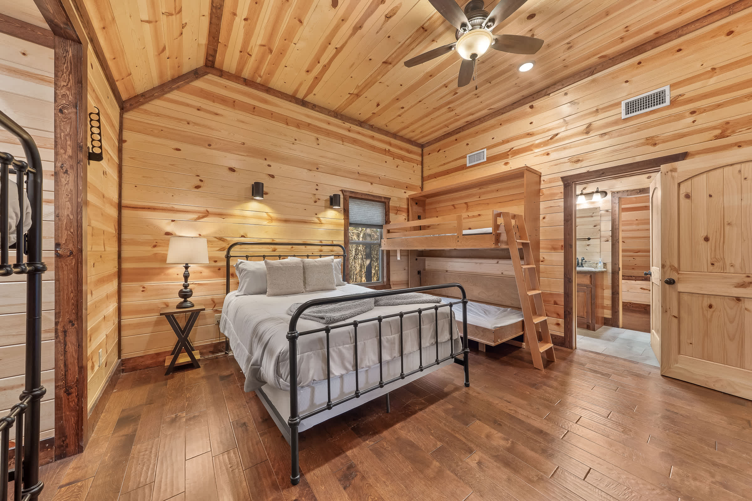 New! Answered Prayers! Pond! Hot Tub! Sleep 22!