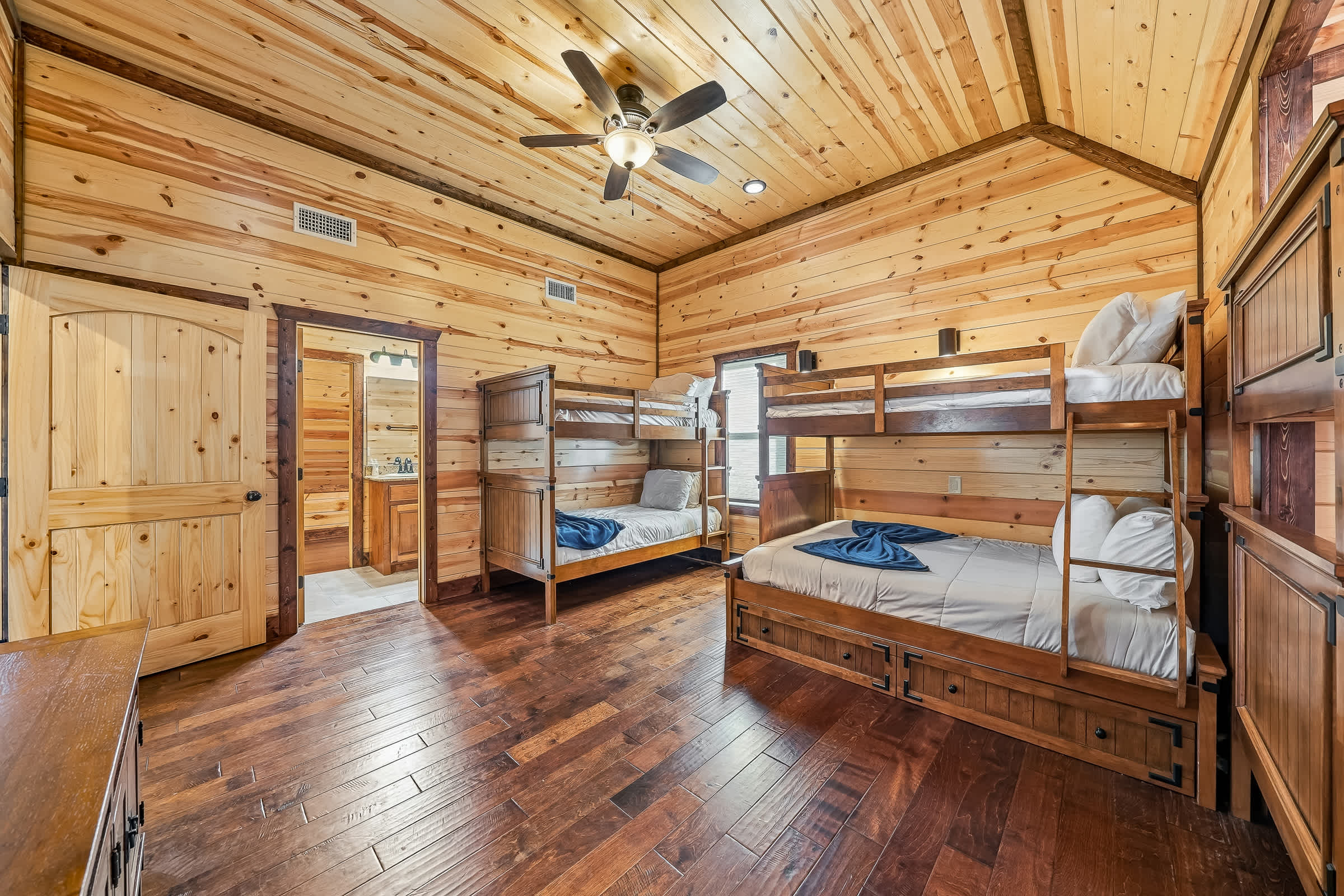 New! Answered Prayers! Pond! Hot Tub! Sleep 22!