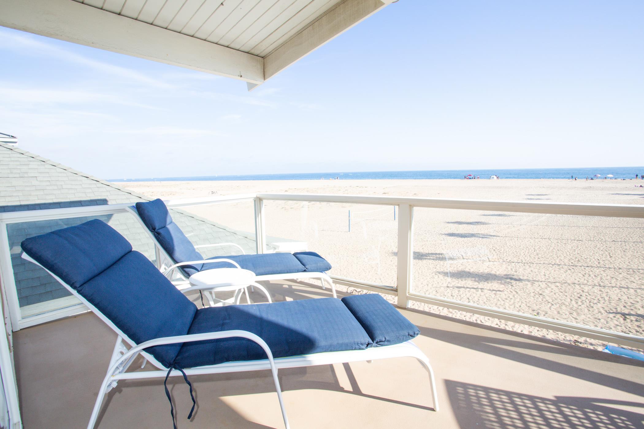 Beachfront Apartment with Balcony and Fast WiFi — Newport Beach, CA — vacation rental