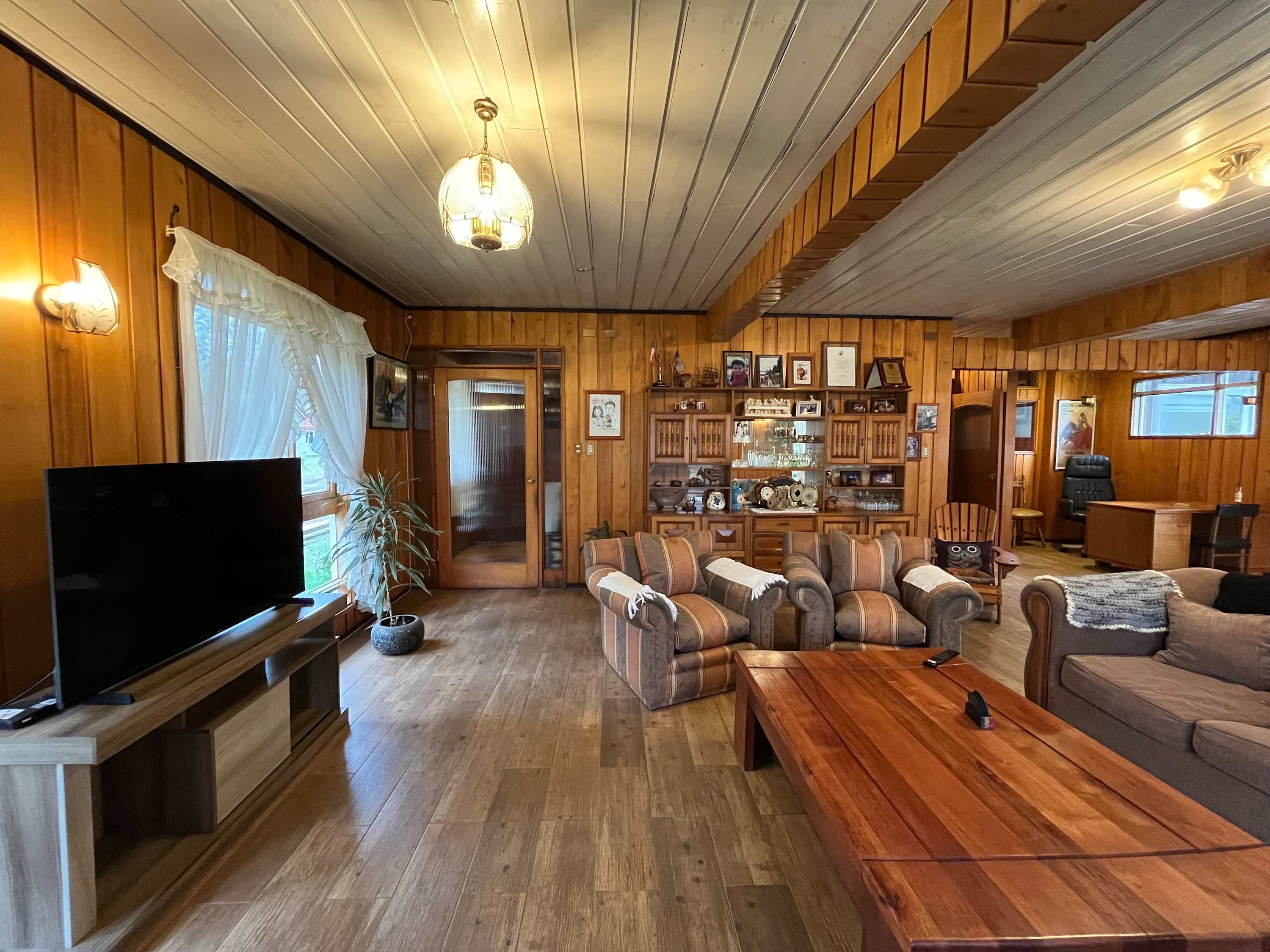 Charming Room in Rustic Wood House w/ Breakfast