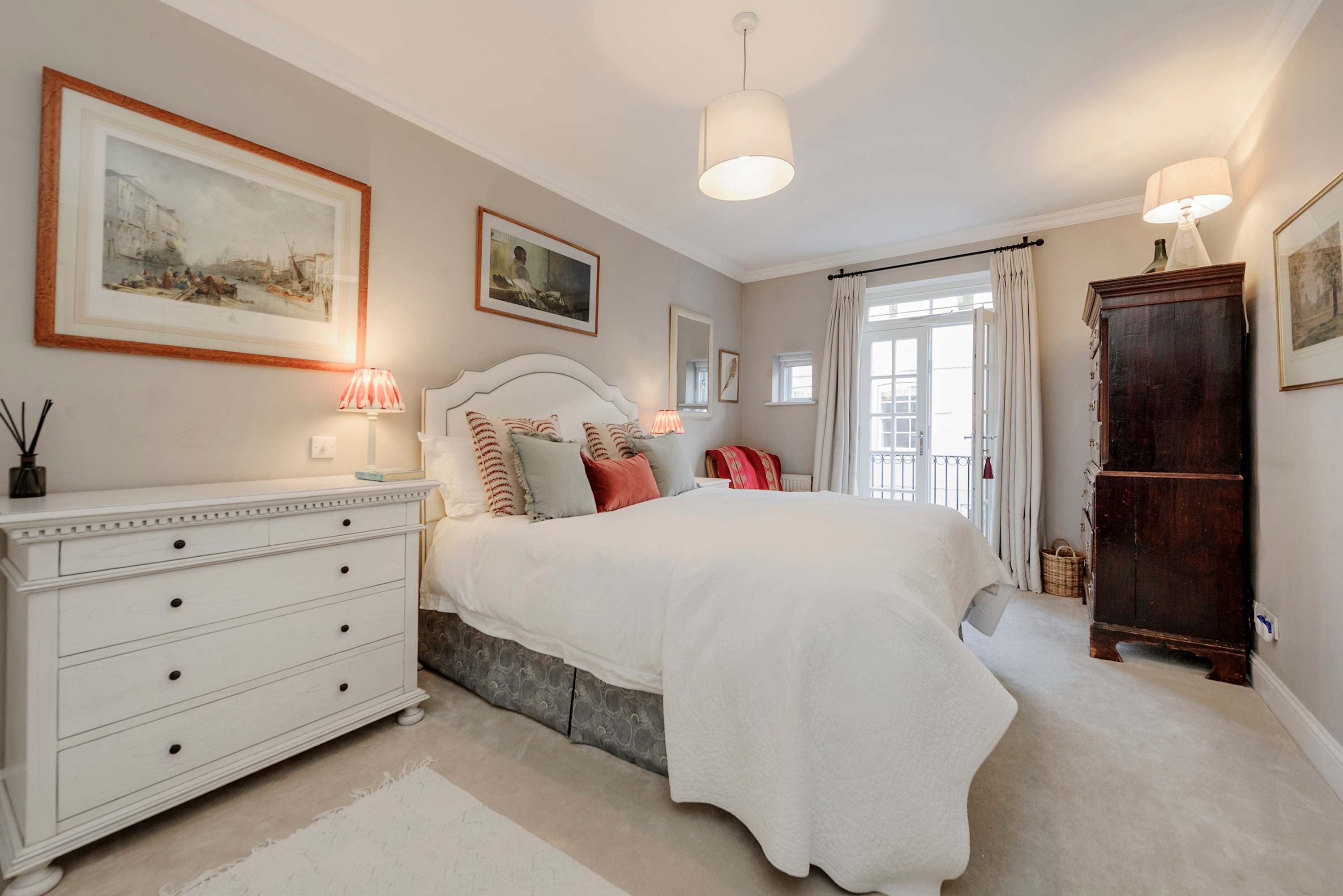 View Divine Mews House - South Kensington in Princes Gate Mews 52 SW7 2PR Divine Mews House - South Kensington in Princes Gate Mews 52 SW7 2PR - Property image 12 - VivreStays