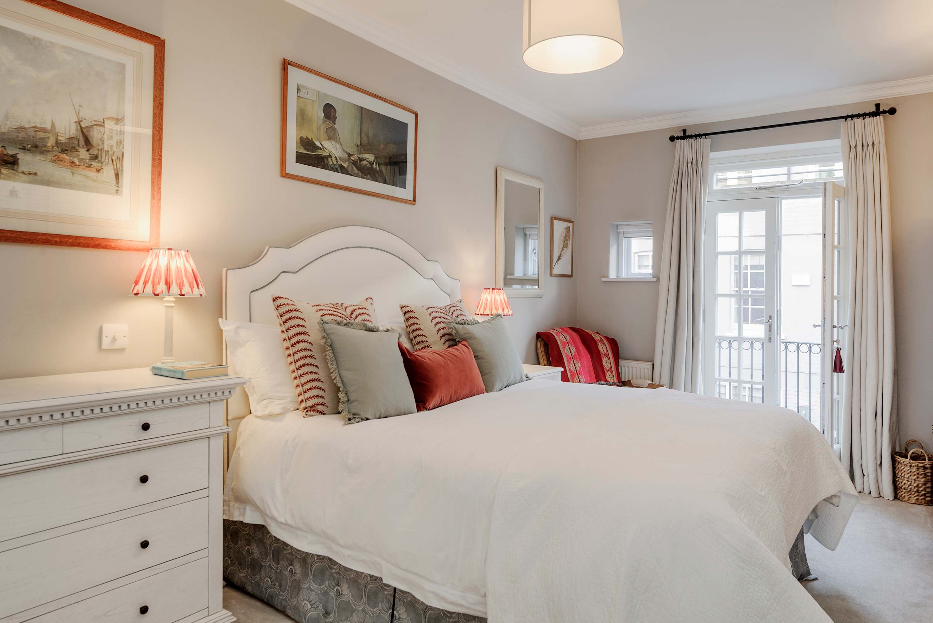 View Divine Mews House - South Kensington in Princes Gate Mews 52 SW7 2PR Divine Mews House - South Kensington in Princes Gate Mews 52 SW7 2PR - Property image 10 - VivreStays
