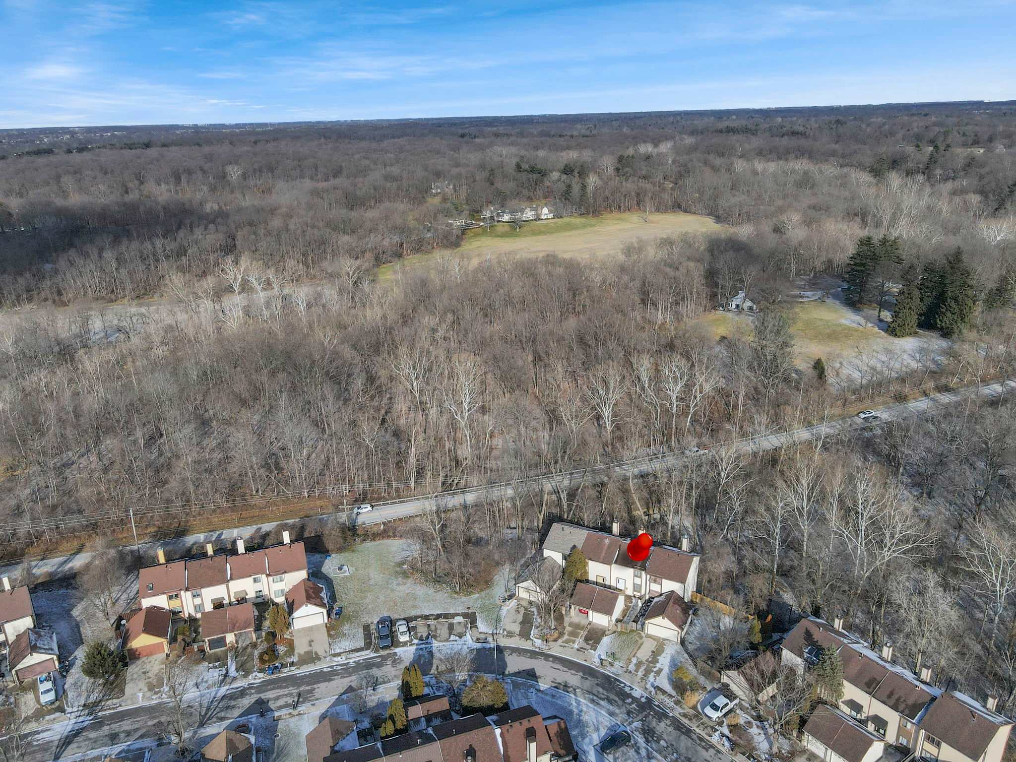  Modern Retreat with Forest Views 3BR Near Airport & Downtown