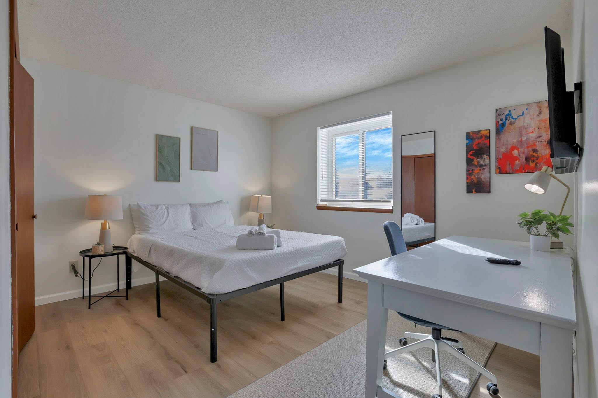  Modern Retreat with Forest Views 3BR Near Airport & Downtown