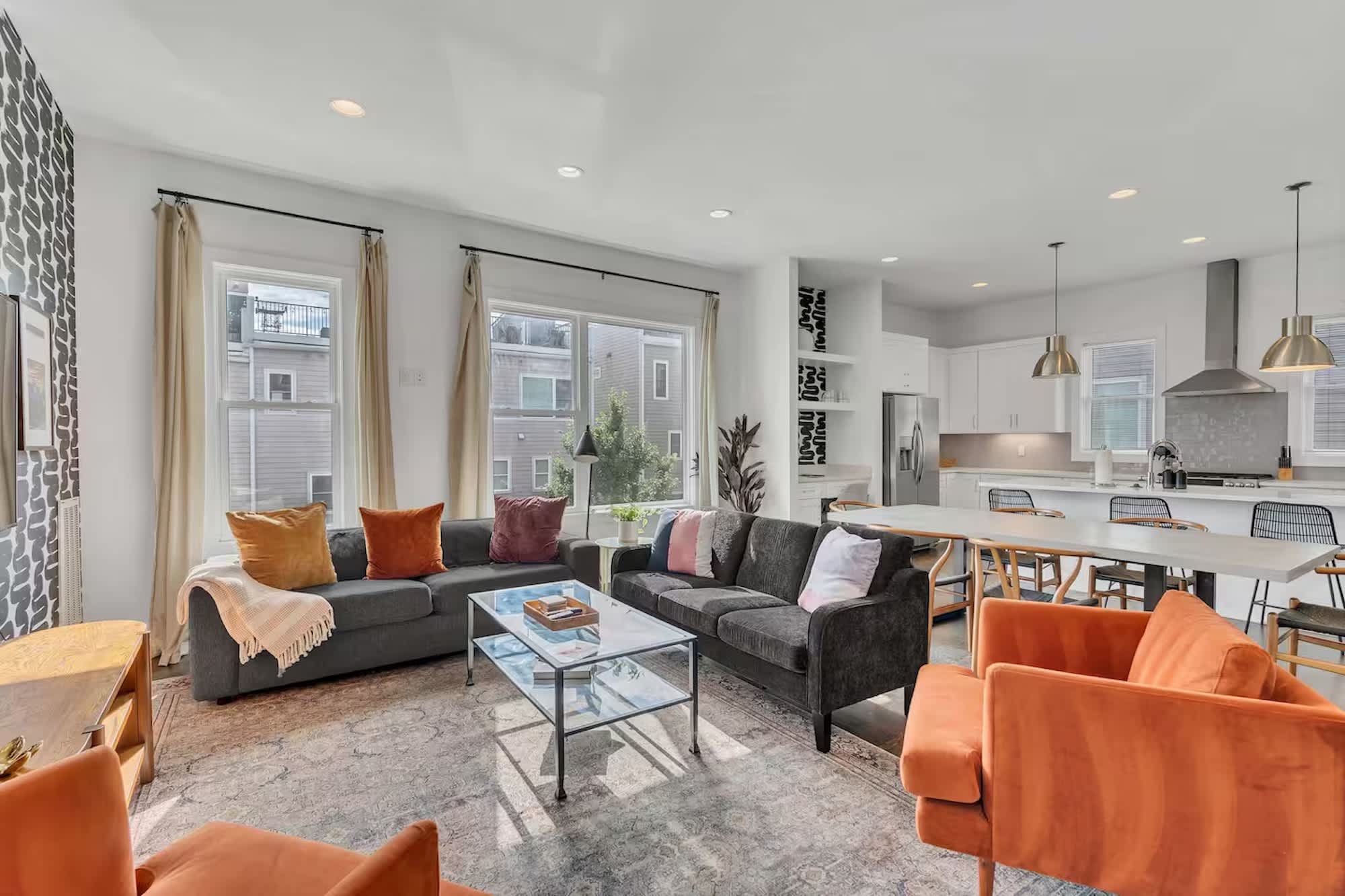 Trendy Townhome w Rooftop Views, Near Broadway!