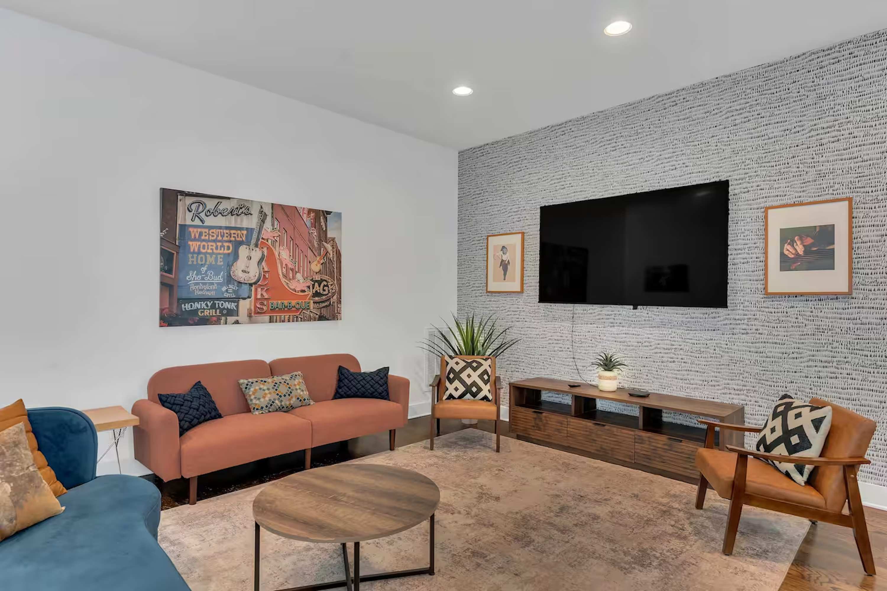 Stylish Townhome w Rooftop Views, Near Broadway!