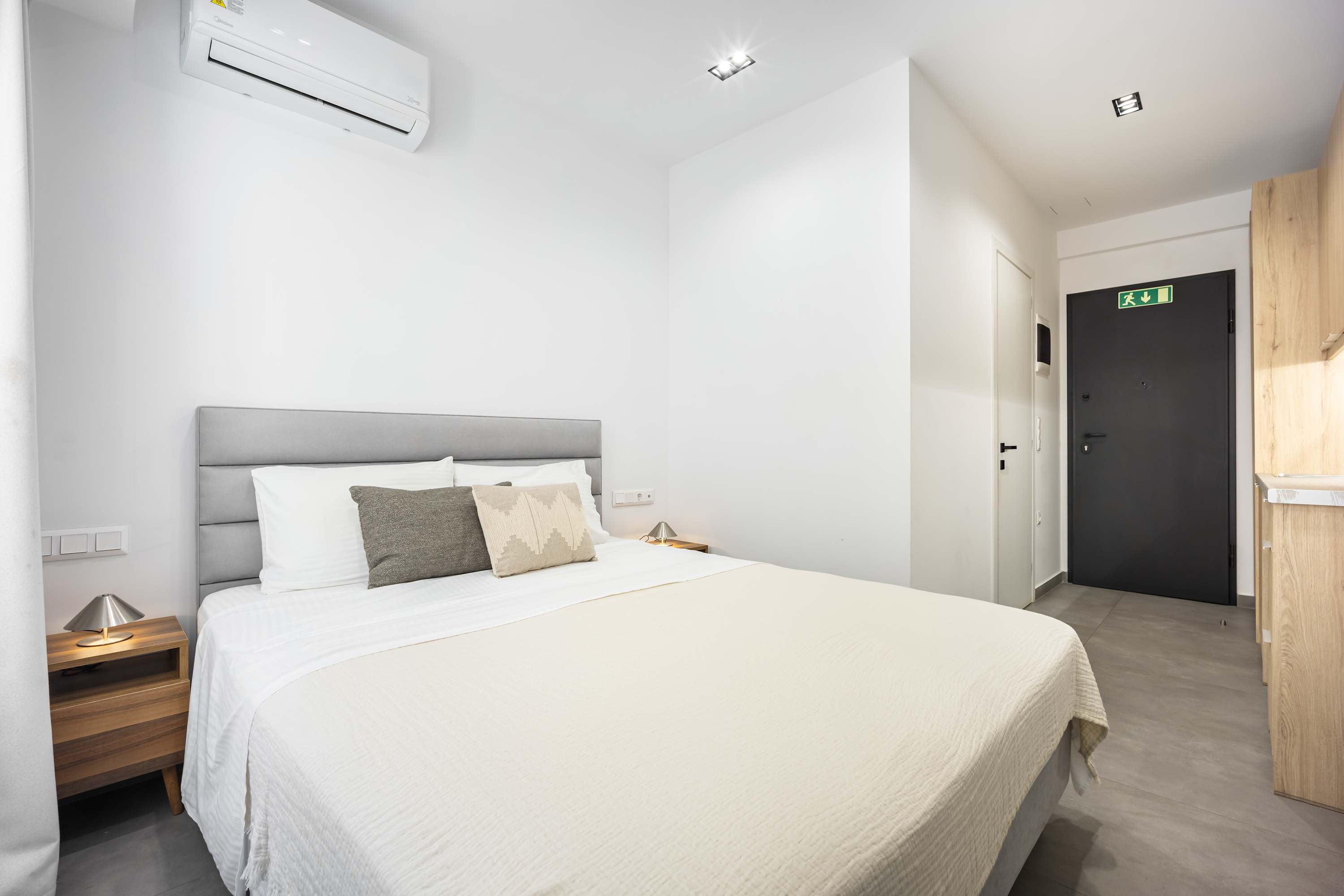 Stylish Studio | Syntagma-Ermou | Worn Entrance