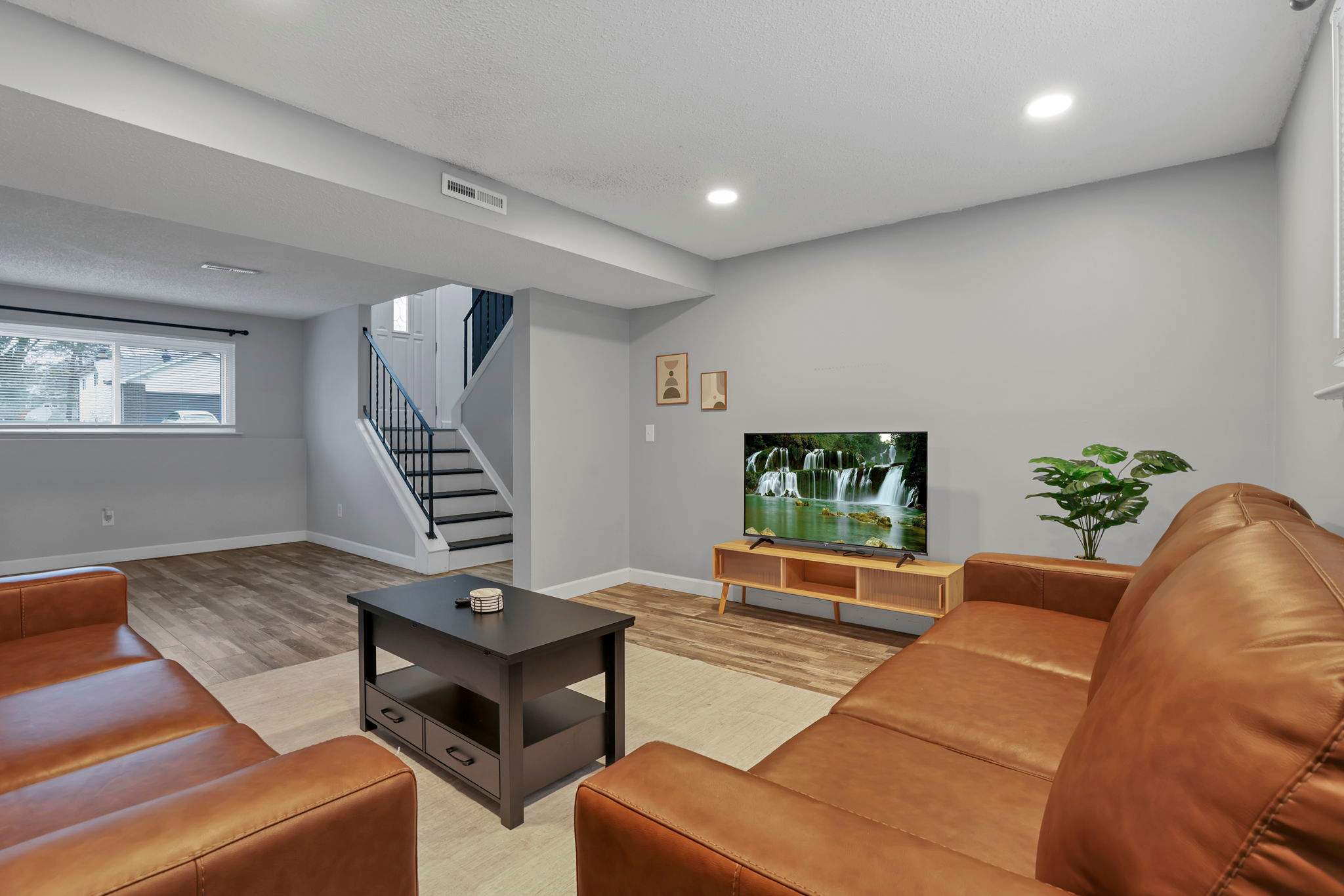 Modern 4BR Retreat Fenced Yard Near Easton