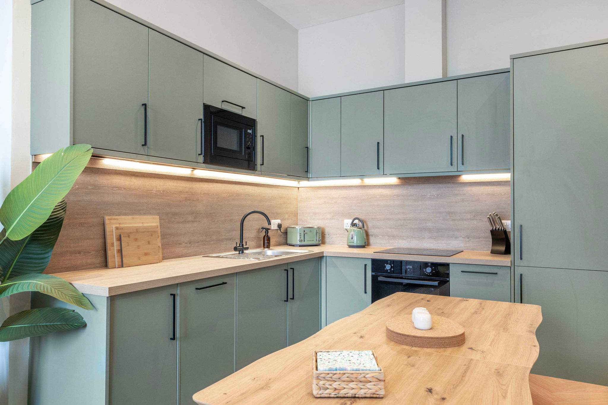 Warm & Spacious City Centre Stay | Sleeps 8 in Bath Street 92 G2 2EJ - Property image 4 - VivreStays
