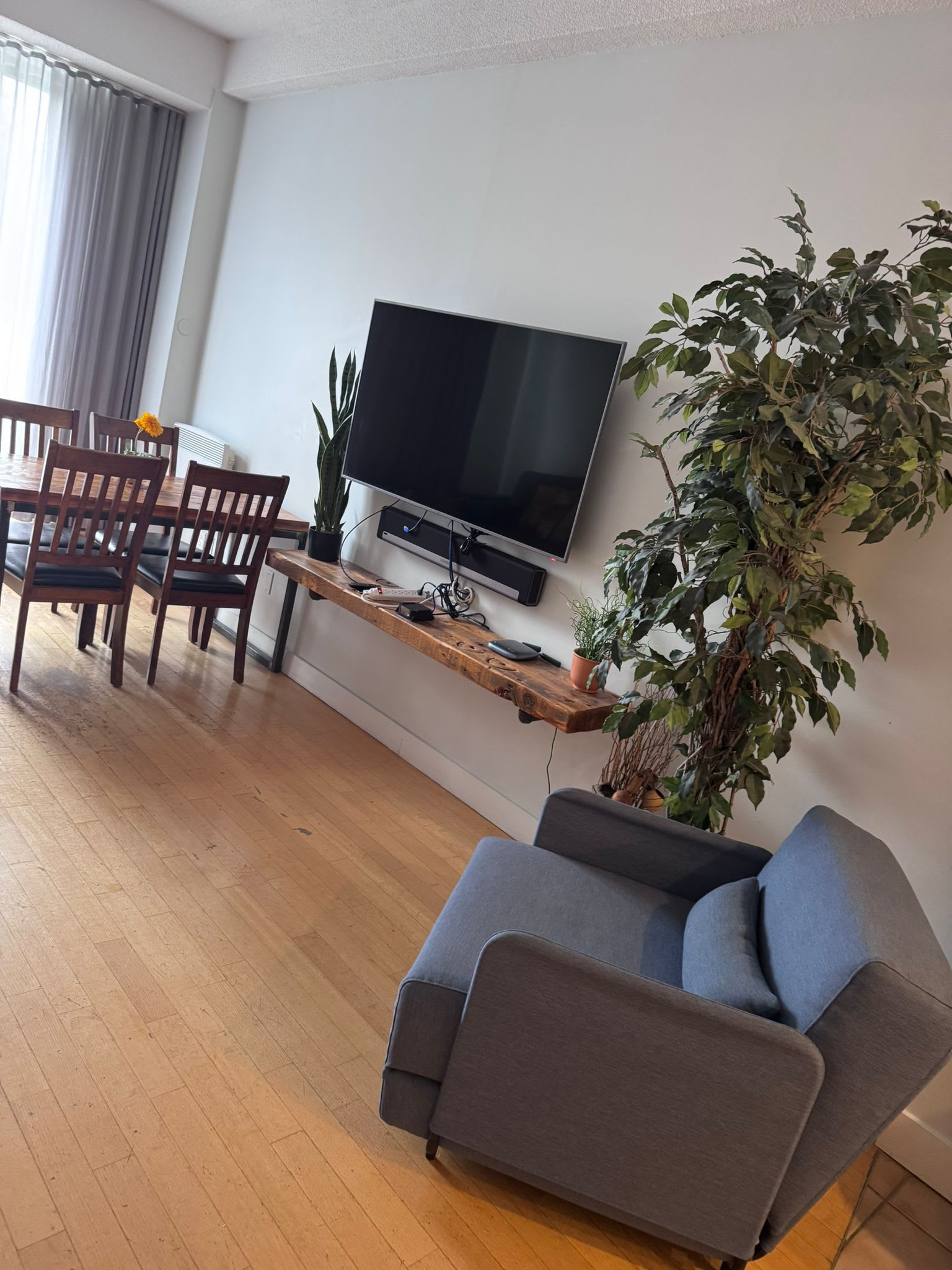 Spacious Loft Downtown 402