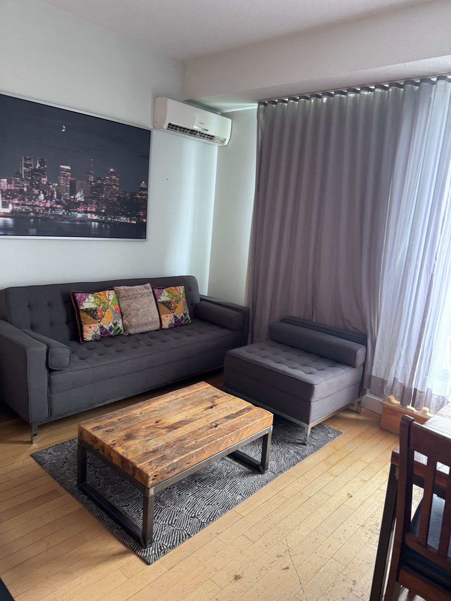 Spacious Loft Downtown 402