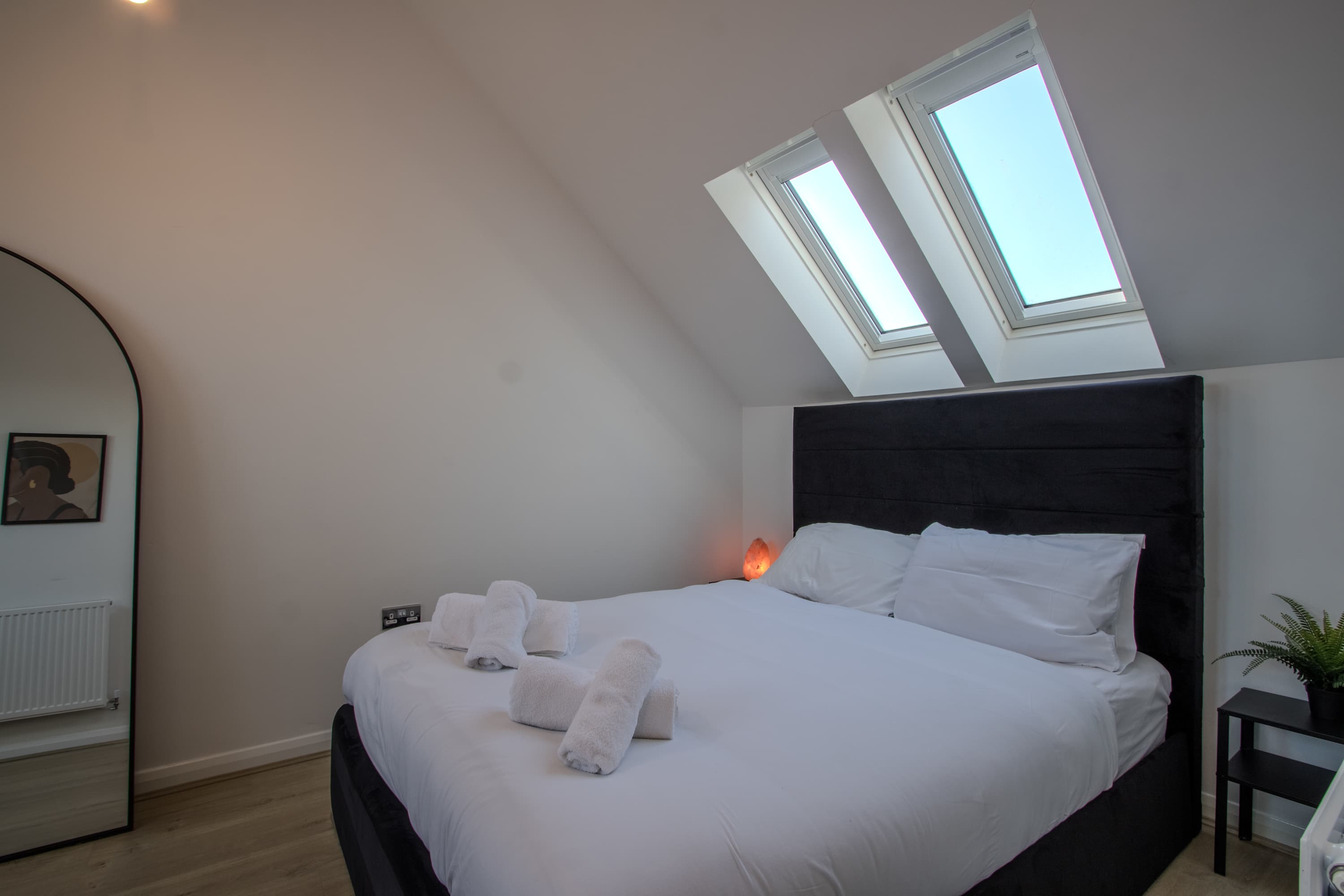 Modern 2-Bed House In Swinton - Private Parking - Foto 2