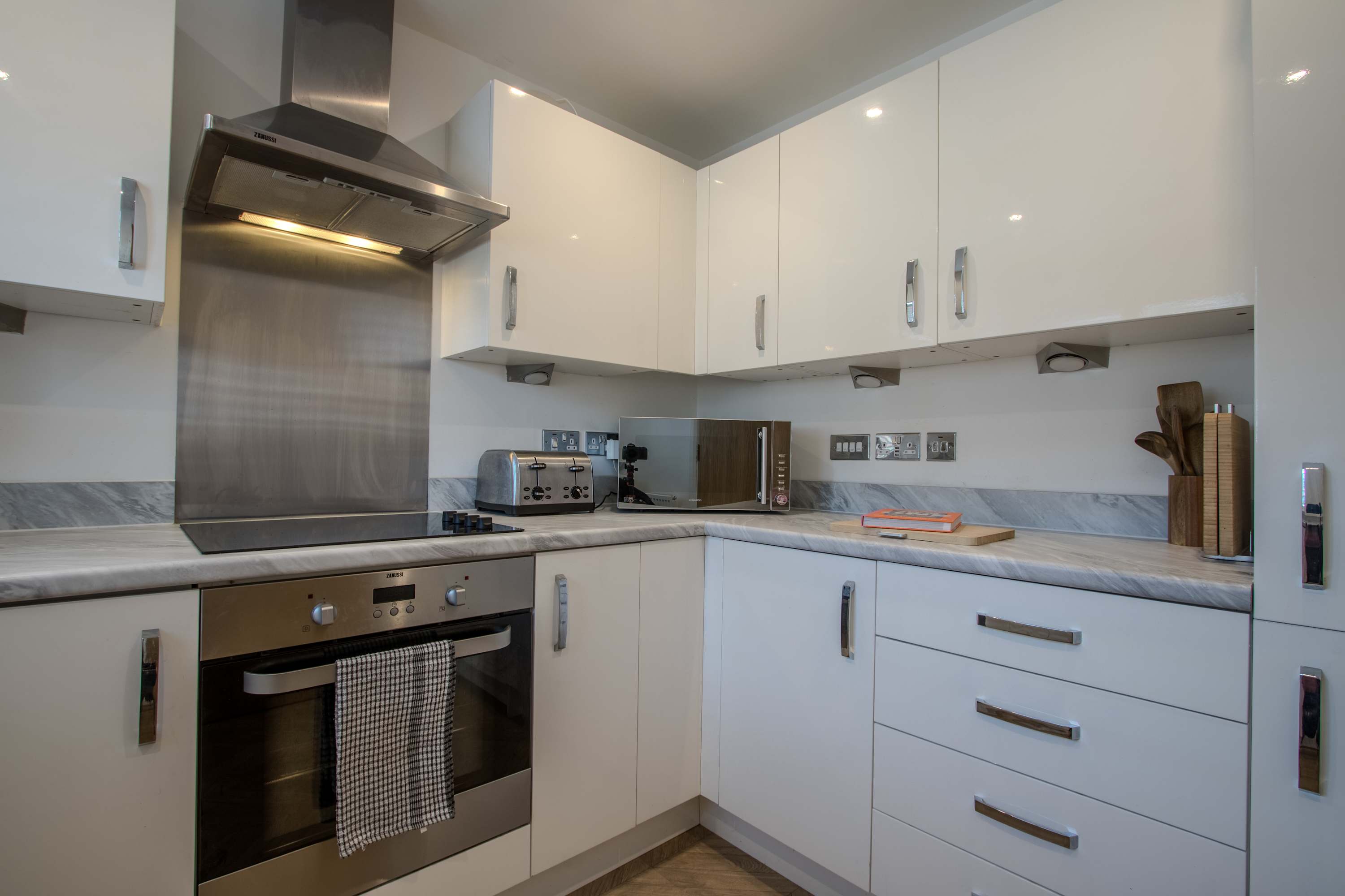 Modern 2-Bed House In Swinton - Private Parking - Foto 3