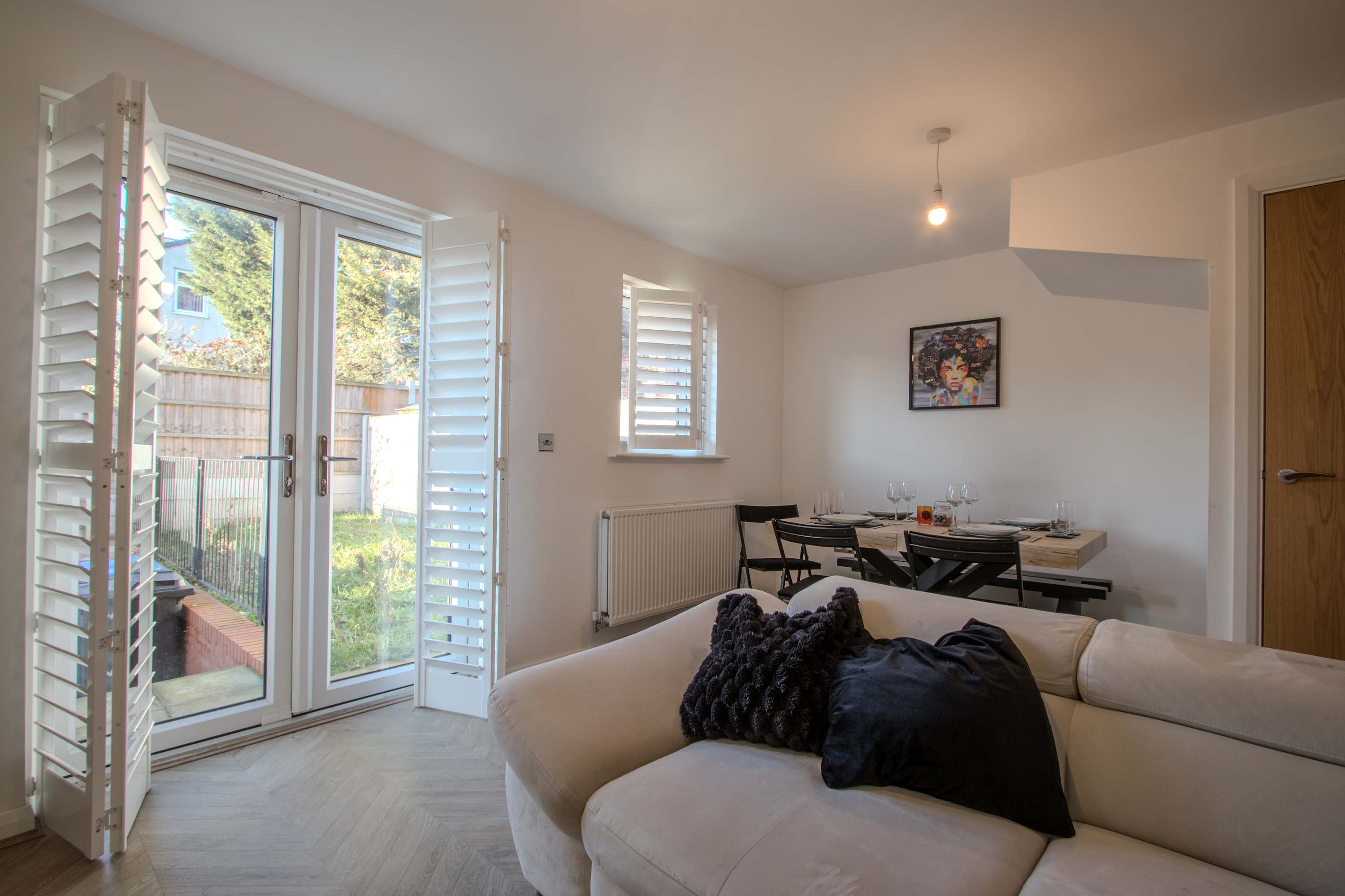 Modern 2-Bed House In Swinton - Private Parking - Foto 1