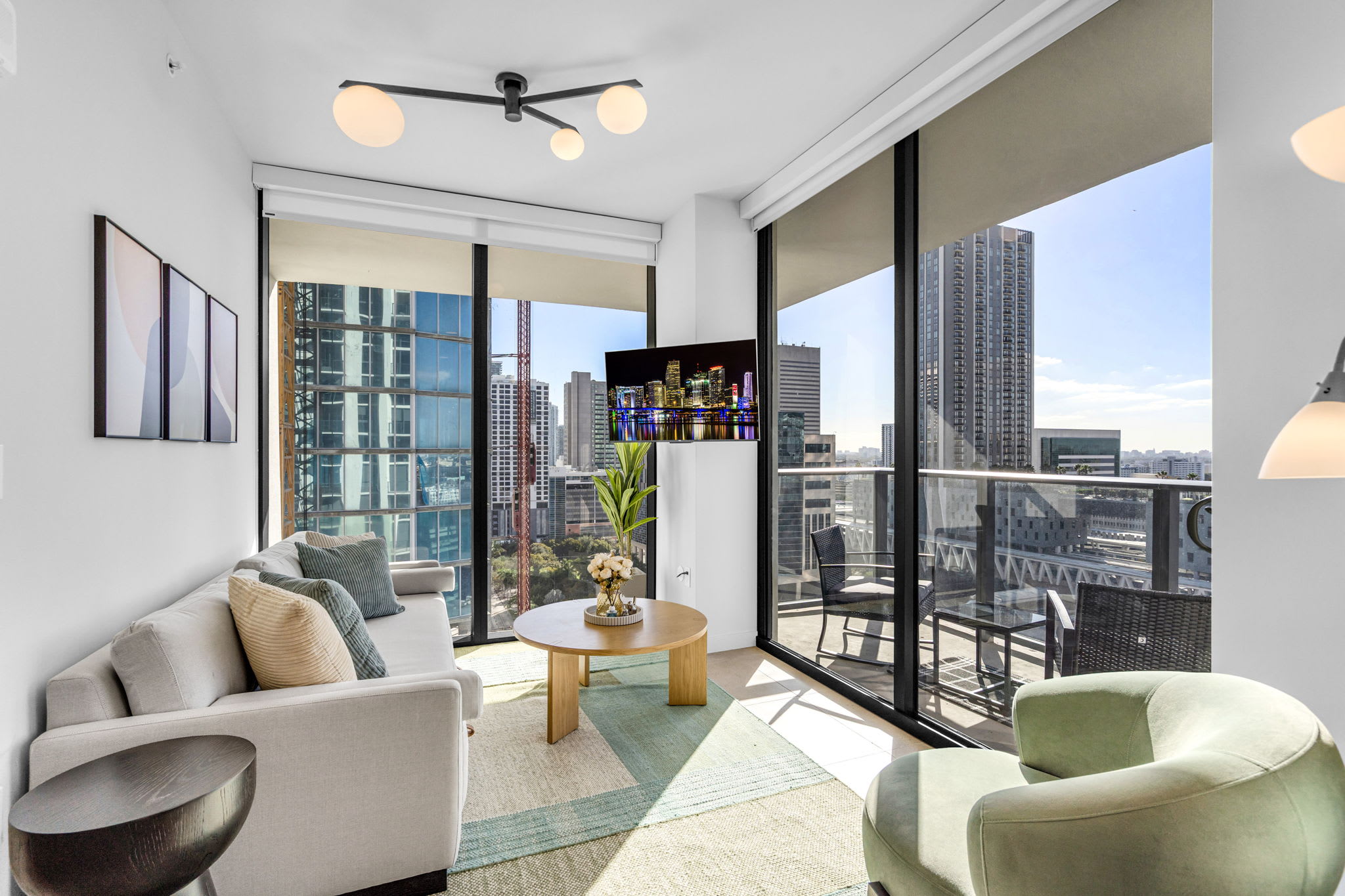 Corner Chic 2 Bedroom Downtown with Rooftop Pool & Views