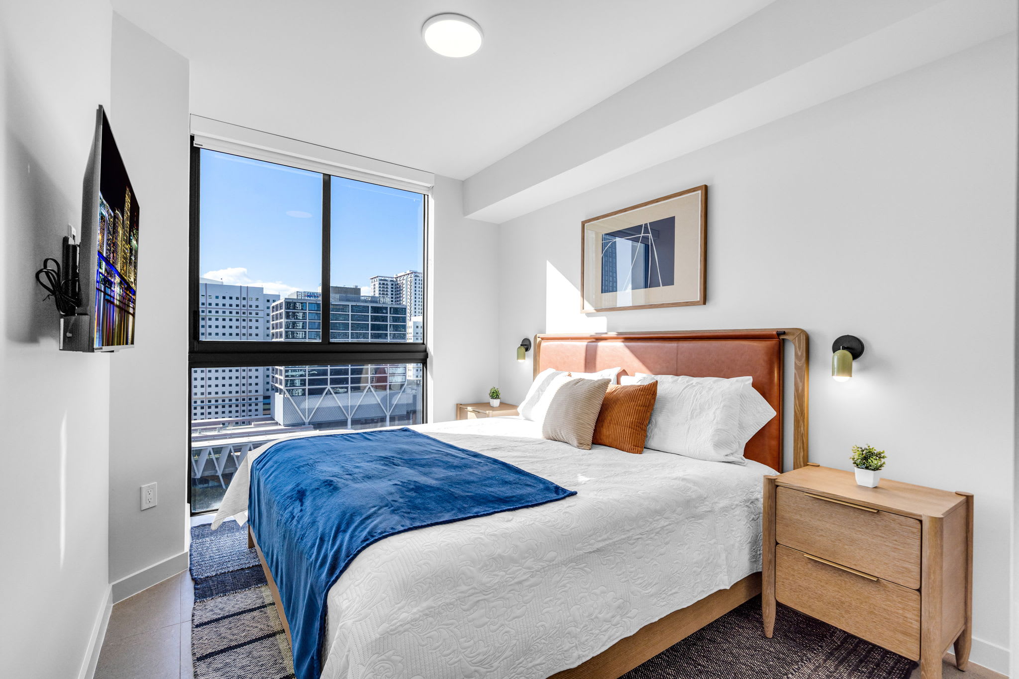 Corner Chic 2 Bedroom Downtown with Rooftop Pool & Views