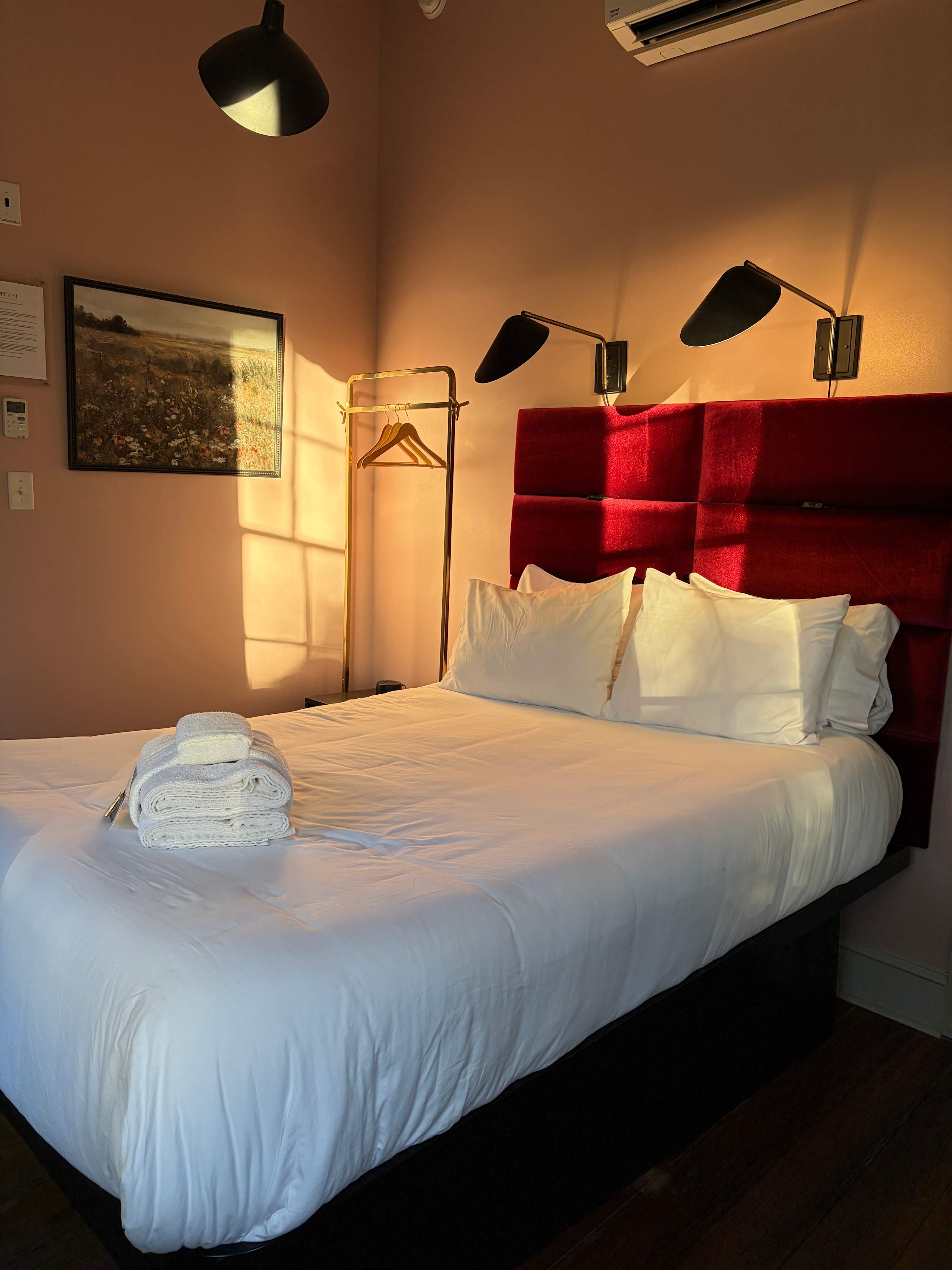 Sunny Queen Suite Downtown 2nd Floor — Savannah, GA — vacation rental