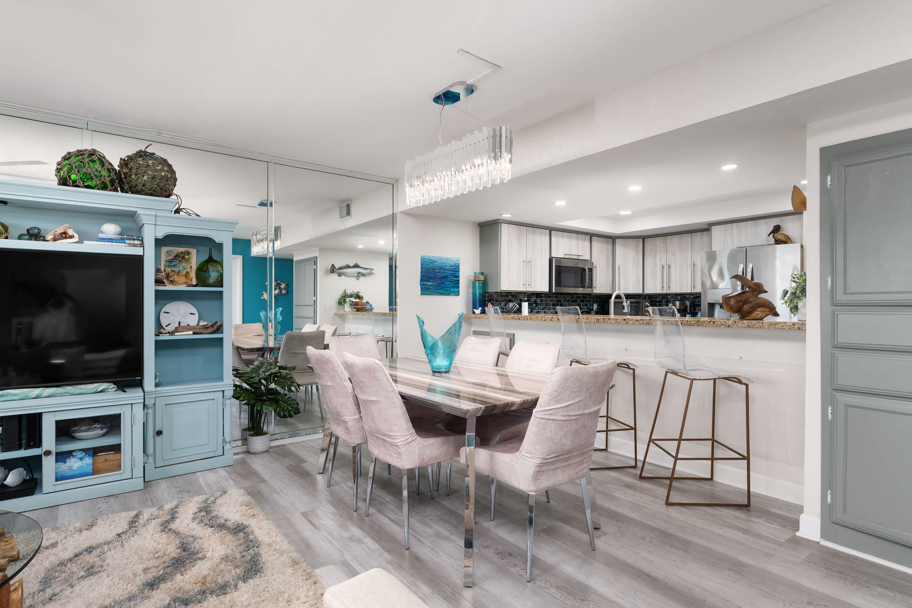 Island Beachfront Condo w Balcony Pool Grill 4