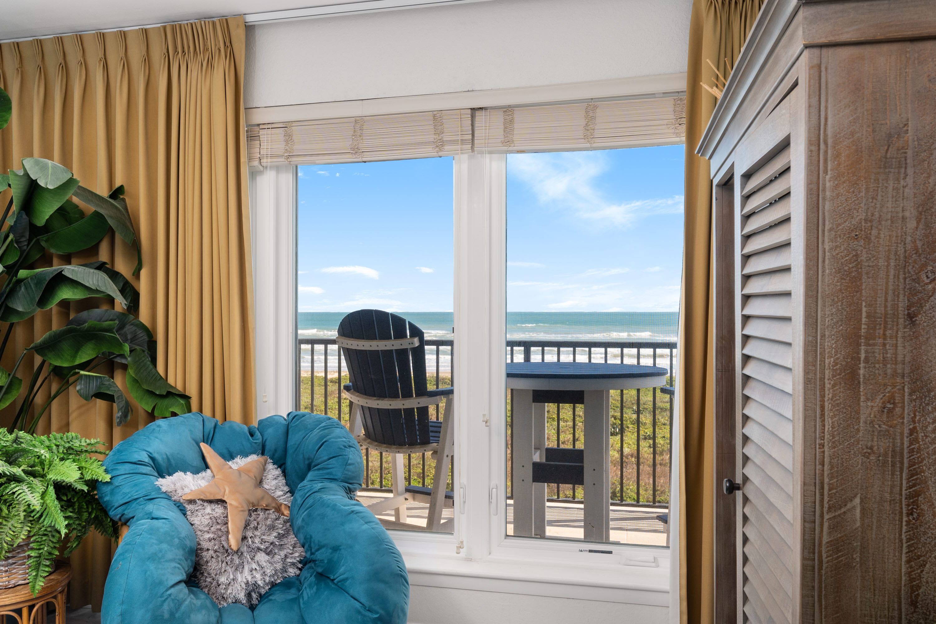 Island Beachfront Condo w Balcony Pool Grill 7