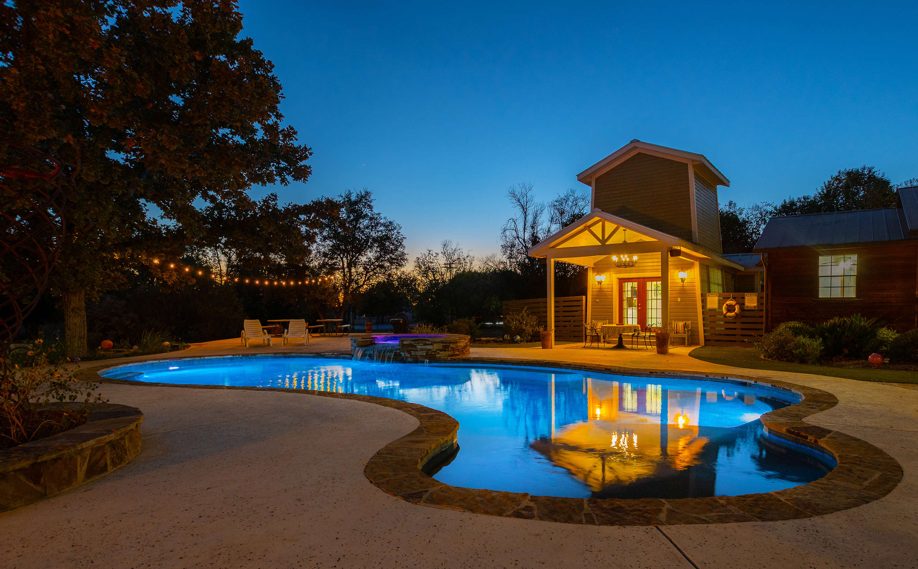 Tank House Stay for 2 in Comfort Texas Access to Pool Hot Tub